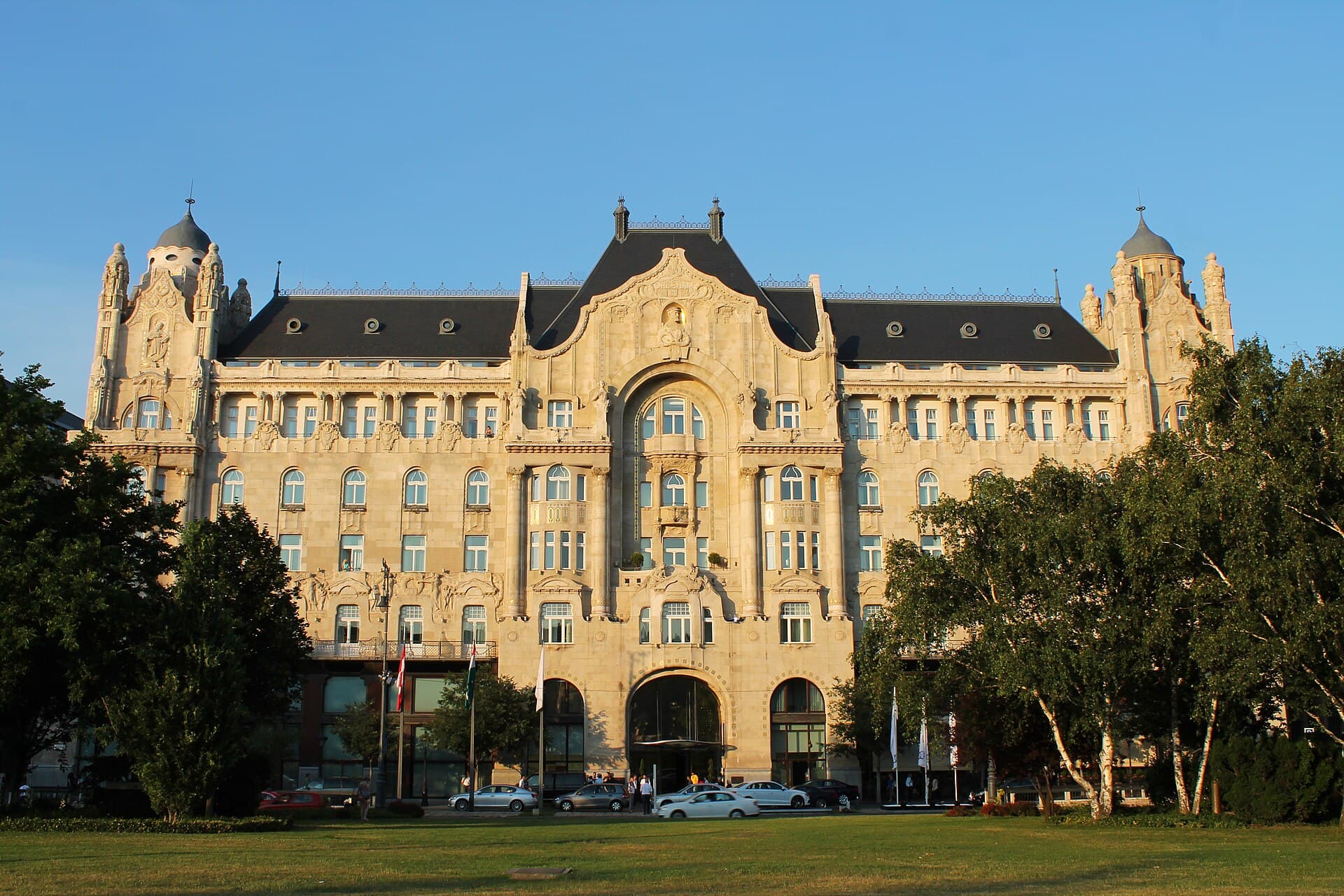 Four Seasons Gresham Palace (via Wikimedia Commons, CC BY 4.0)