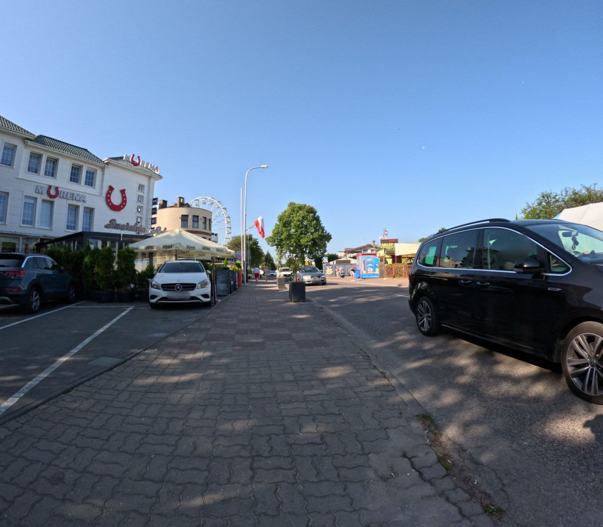 Street view near Morena. Hotel spółki Anerom GmbH. Restauracja, kuchnia śródziemnomorska, Ustronie Morskie — © krzyk (CC BY-SA · Mapillary)