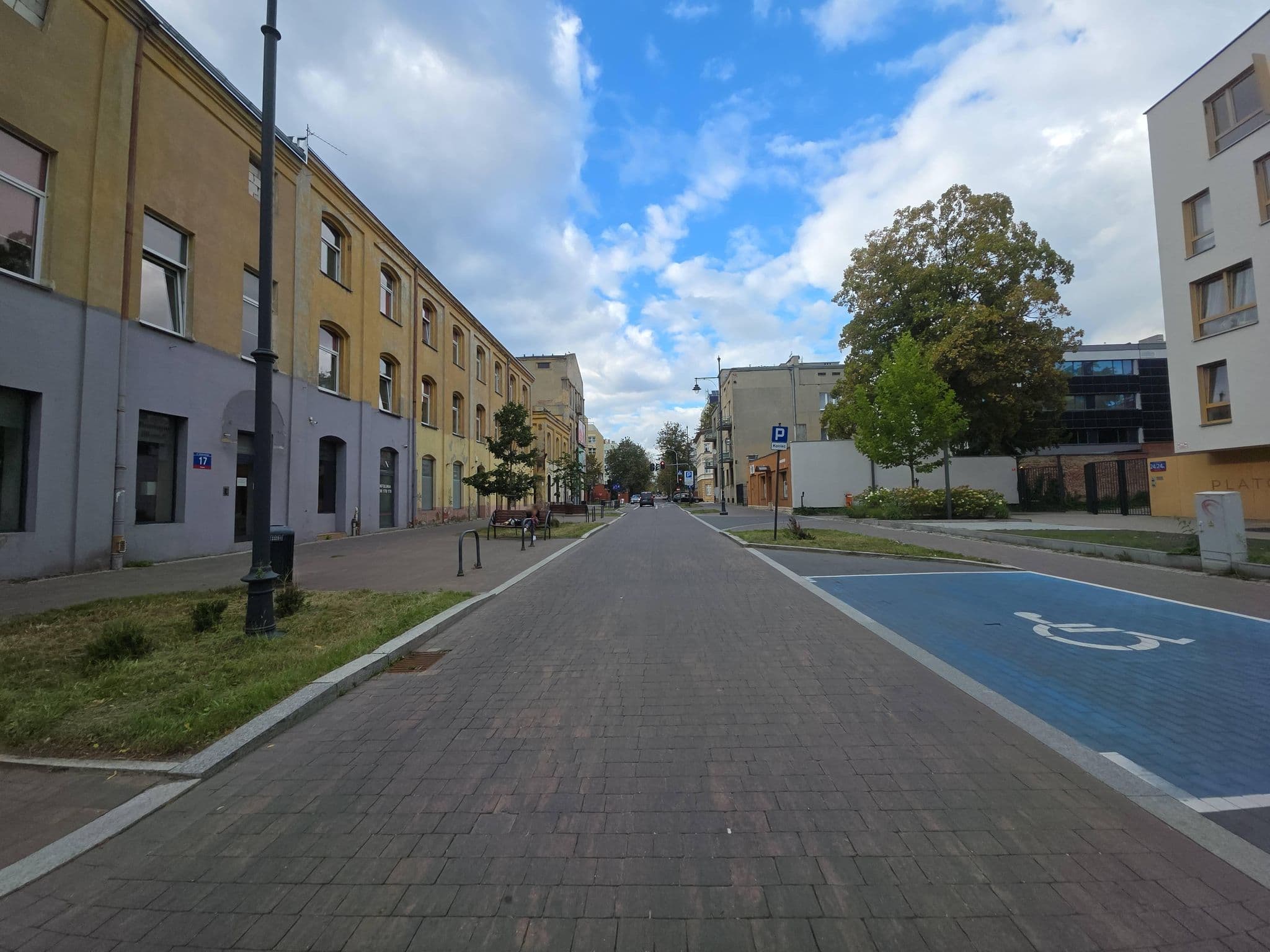 Street view near Hotel i Hostel Boutique Łódź - tanie noclegi, apartamenty, hostele i hotele w Łodzi, Łódź — © Rowerowa_Lodz (CC BY-SA · Mapillary)