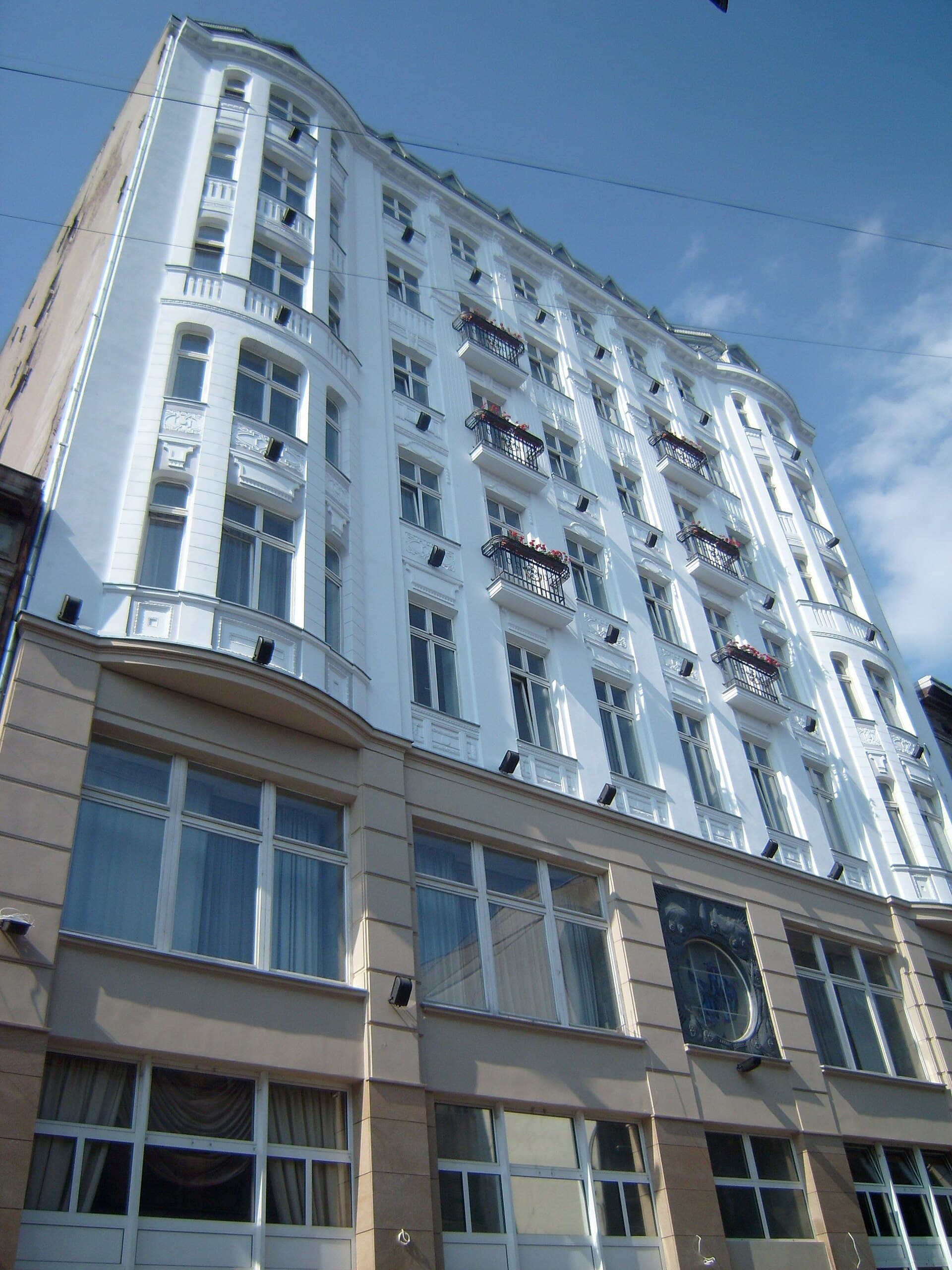 Hotel Savoy (via Wikimedia Commons, CC BY-SA 3.0)