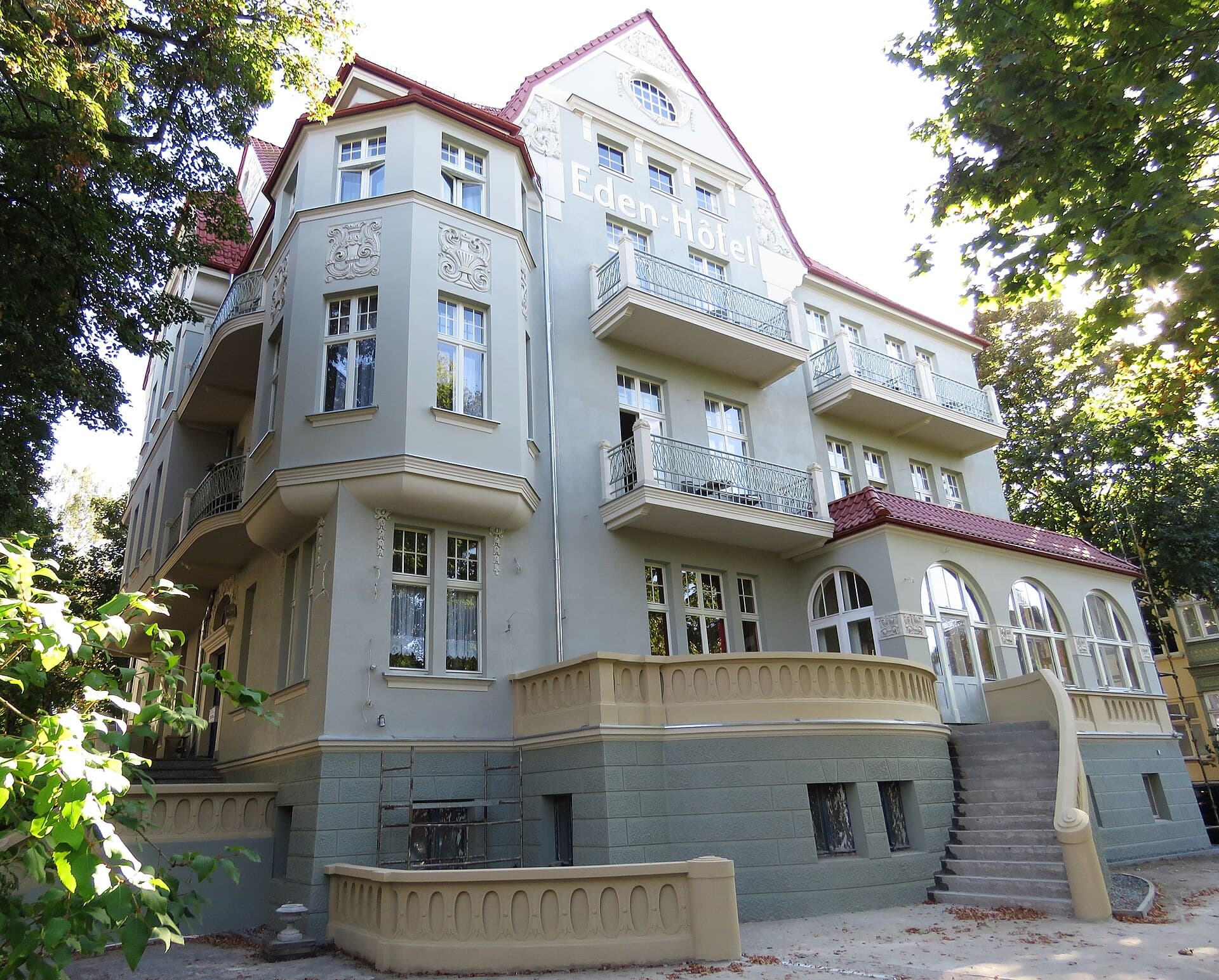 Eden Hotel sopot poland (via Wikimedia Commons, CC BY-SA 4.0)