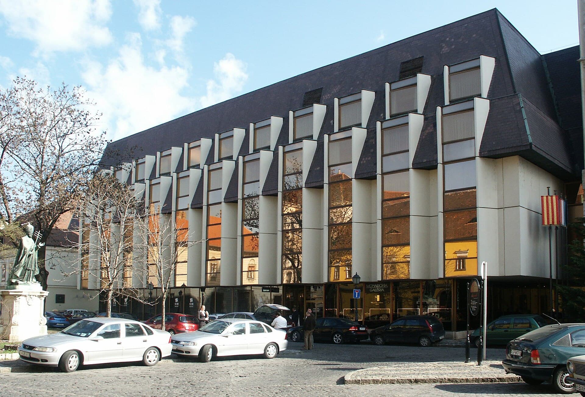 Hilton Budapest (via Wikimedia Commons, CC BY-SA 3.0)