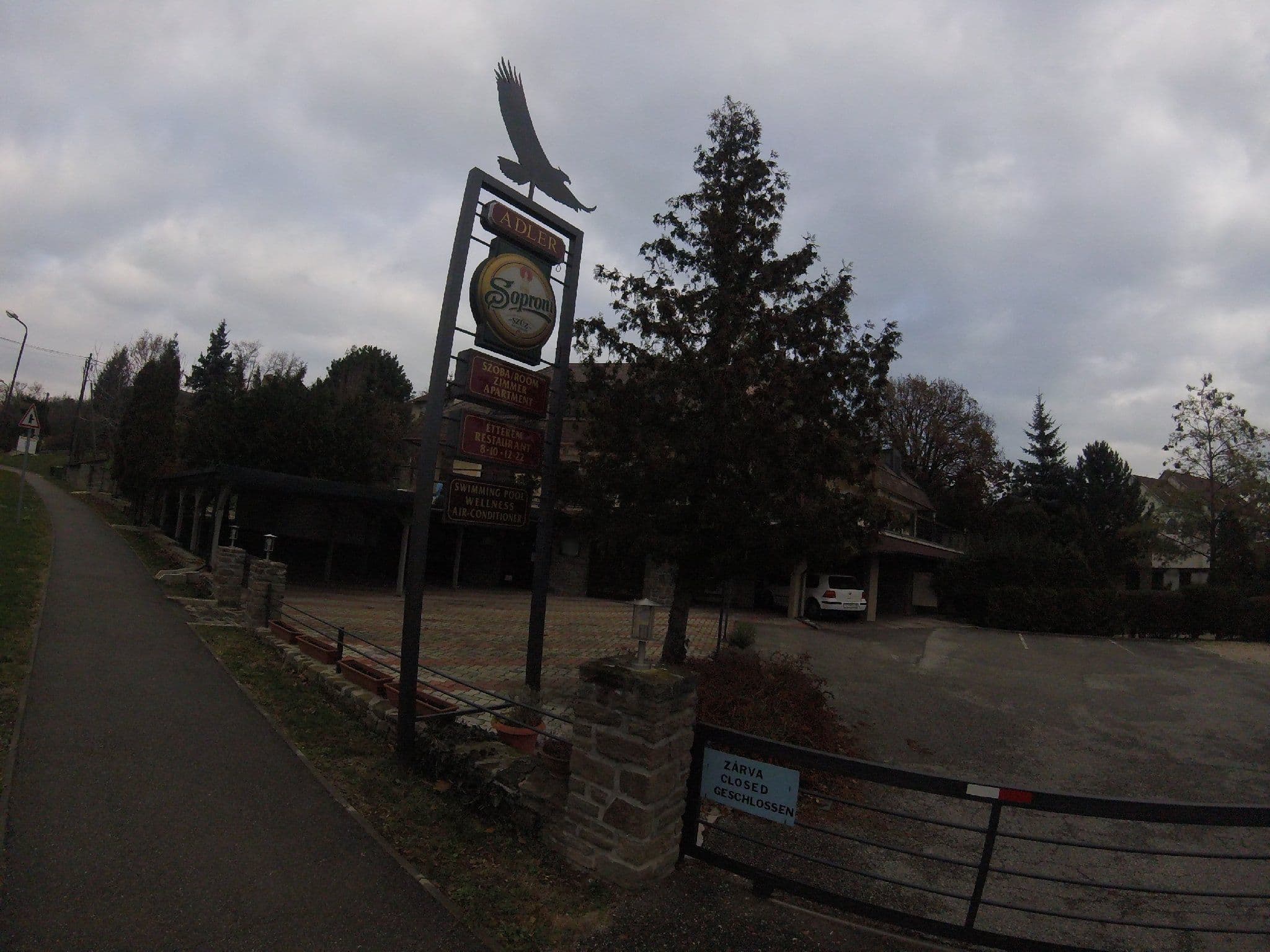 Street view near Adler étterem és panzió, Tihany — © utvonalfelmeresek (CC BY-SA · Mapillary)