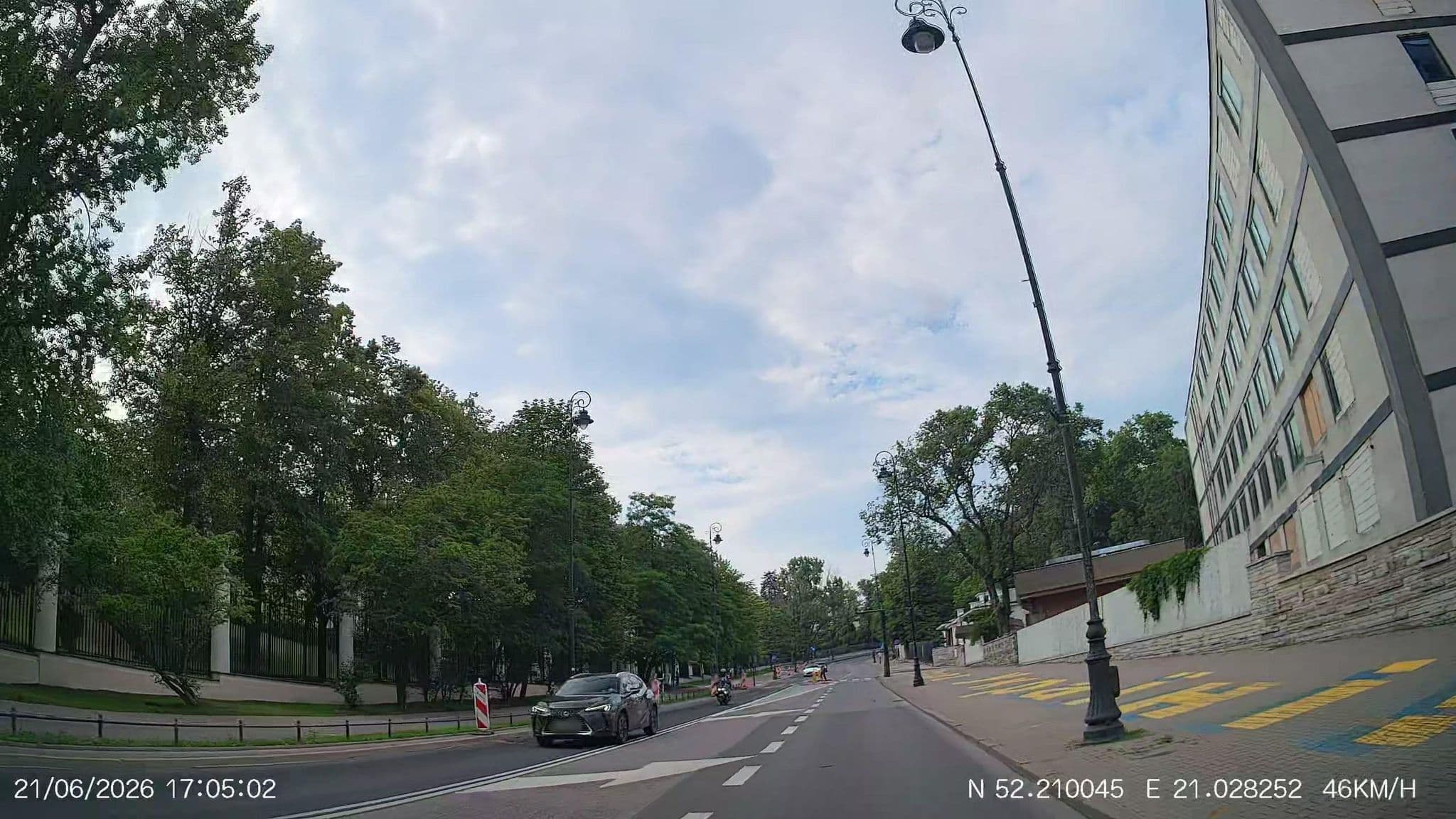 Street view near Parkowa. Zespół Rezydencjalny. Centrum Obsługi Kancelarii Prezesa Rady Ministrów, Mokotów — © Driven2574 (CC BY-SA · Mapillary)