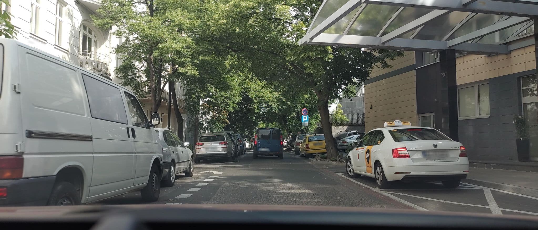 Street view near hotel Belweder, Śródmieście — © mapminik (CC BY-SA · Mapillary)