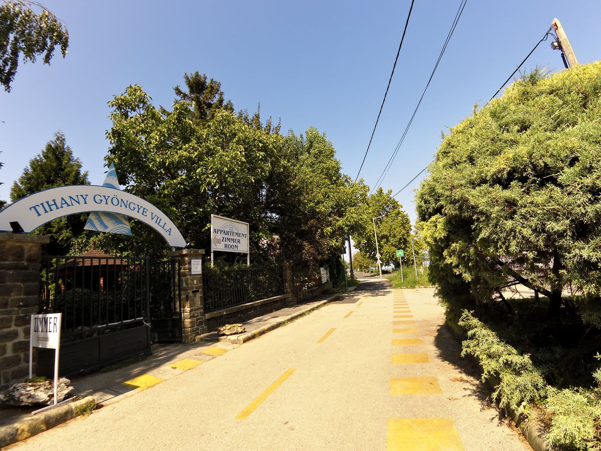 Street view near Tihany Gyöngye Villa, Tihany — © kammann (CC BY-SA · Mapillary)