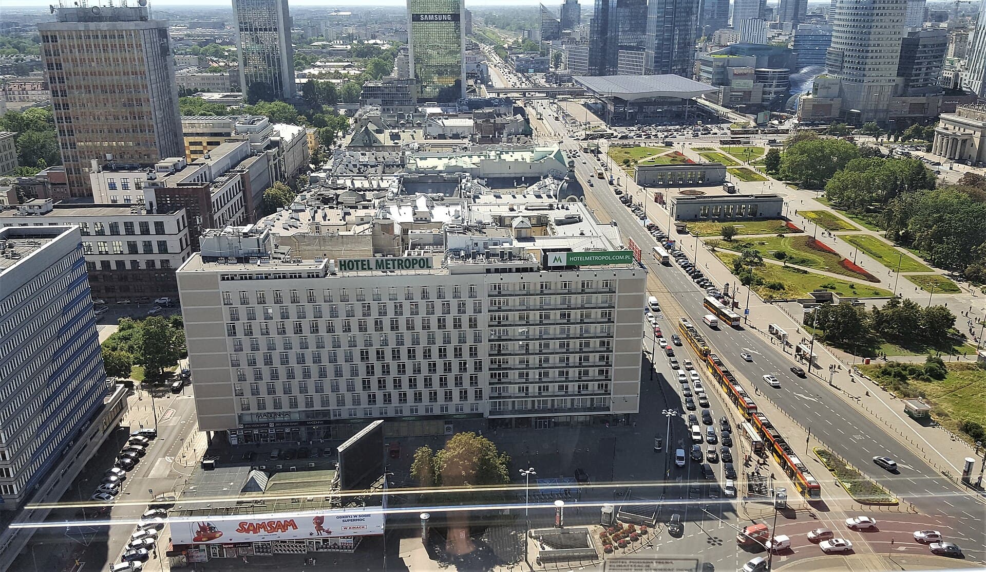 Metropol Hotel Warsaw (via Wikimedia Commons, CC BY-SA 4.0)