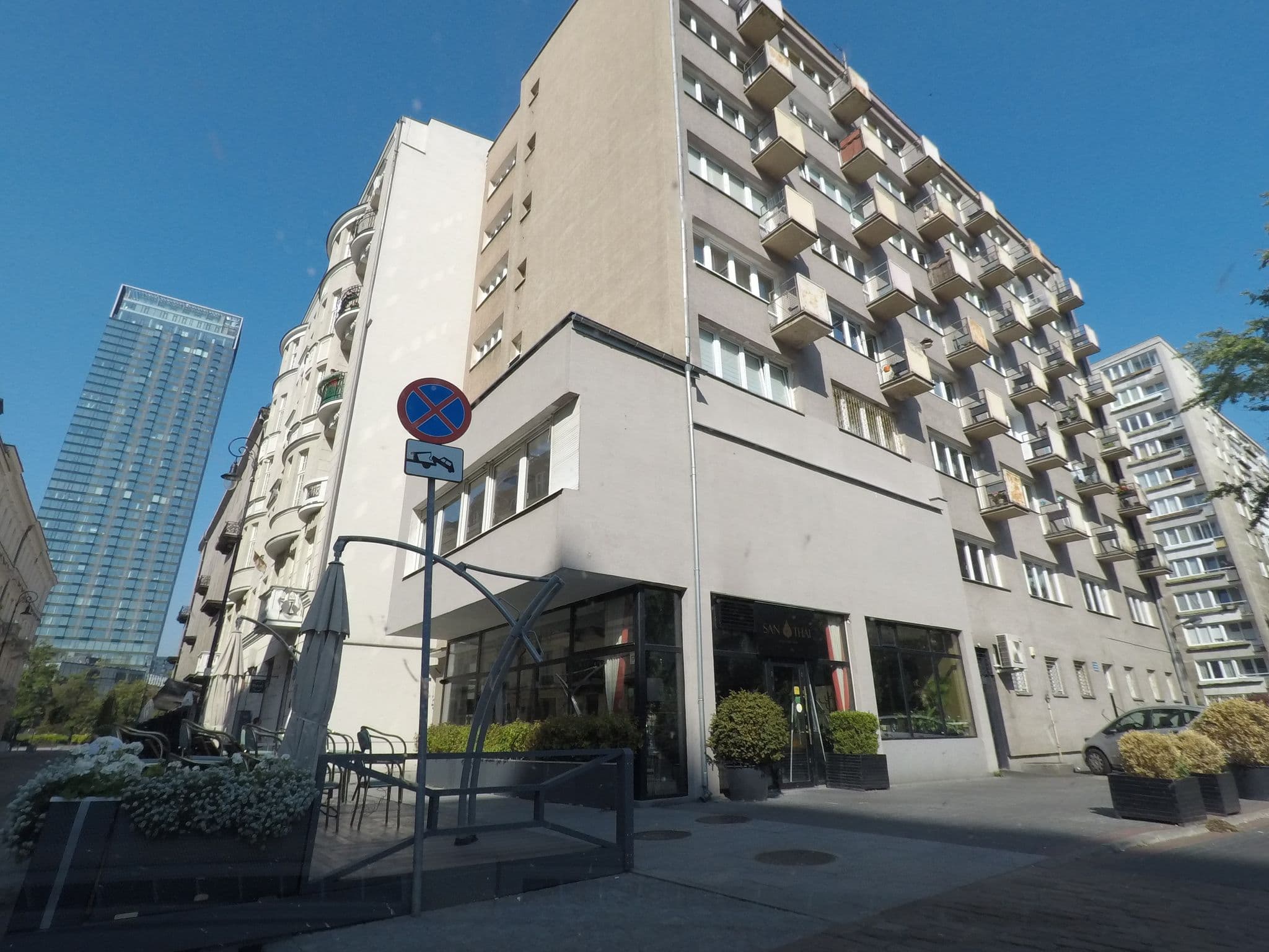 Street view near Hosapartments Próżna, Warsaw — © canadarunner (CC BY-SA · Mapillary)