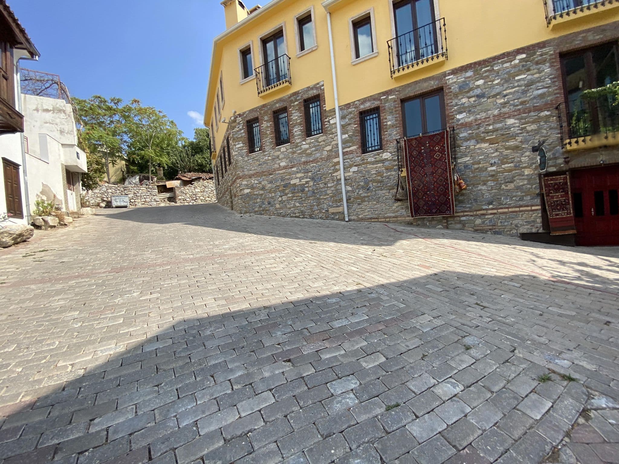 Street view near Ayasoluk Hotel Havuz Başı, Selçuk — © asturksever (CC BY-SA · Mapillary)