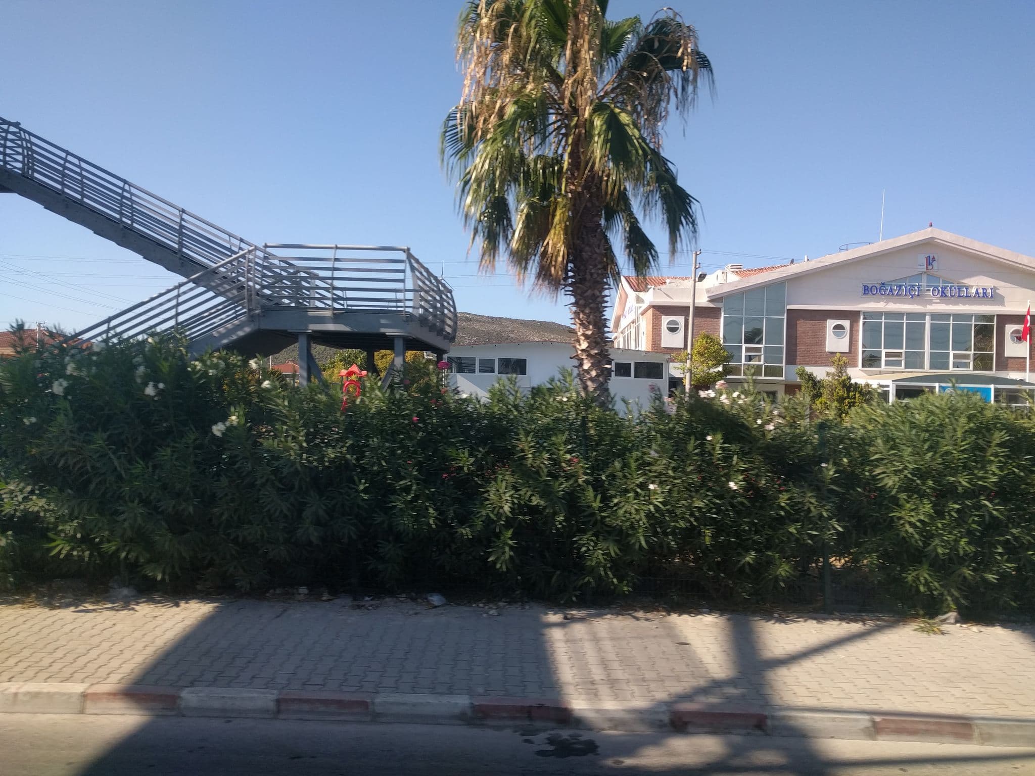 Street view near Sheraton Çeşme Otel Satış Ofisi, Alaçatı — © ubenzer (CC BY-SA · Mapillary)