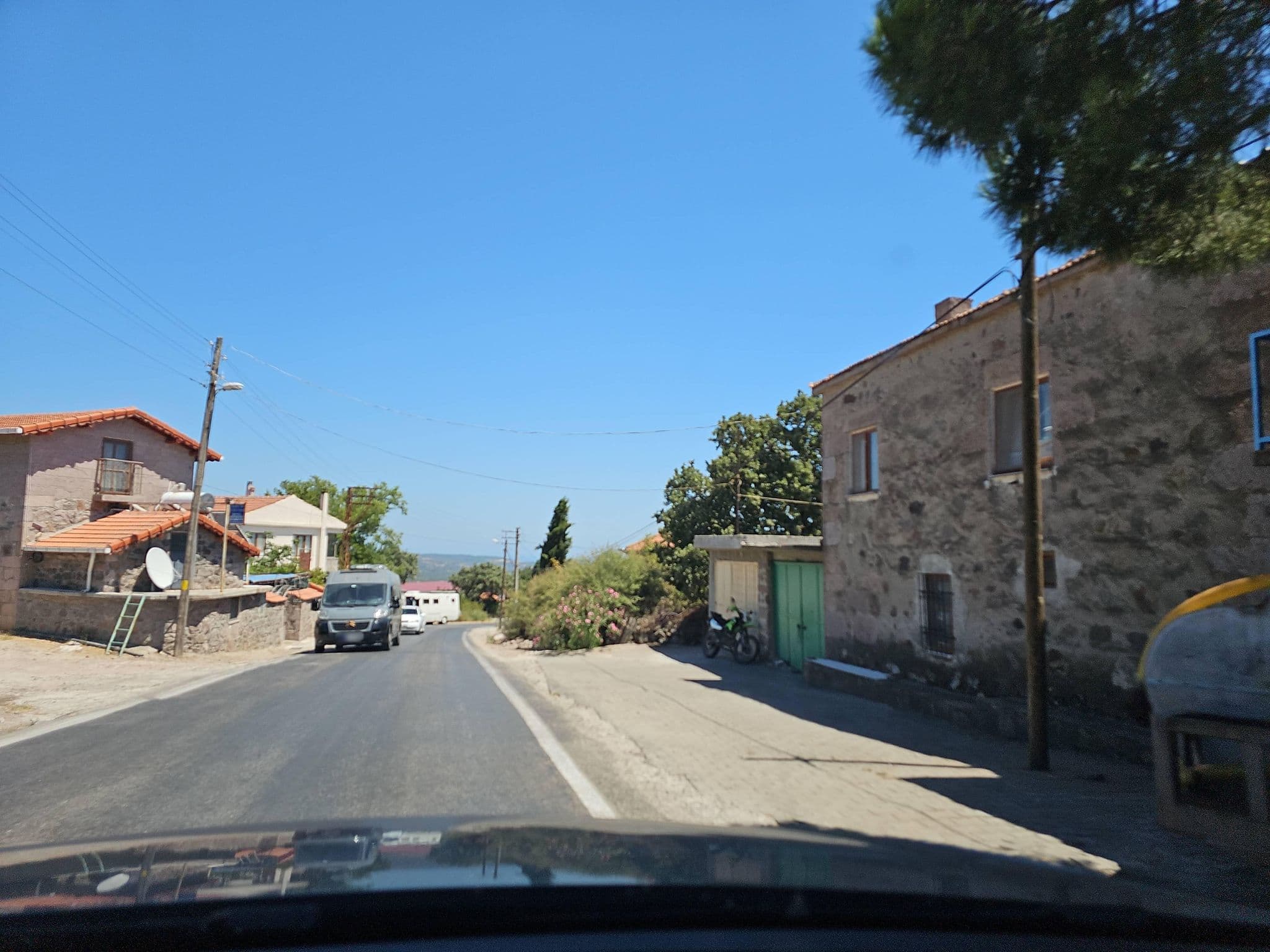 Street view near Bergos Country Hotel, Behram — © observer17 (CC BY-SA · Mapillary)