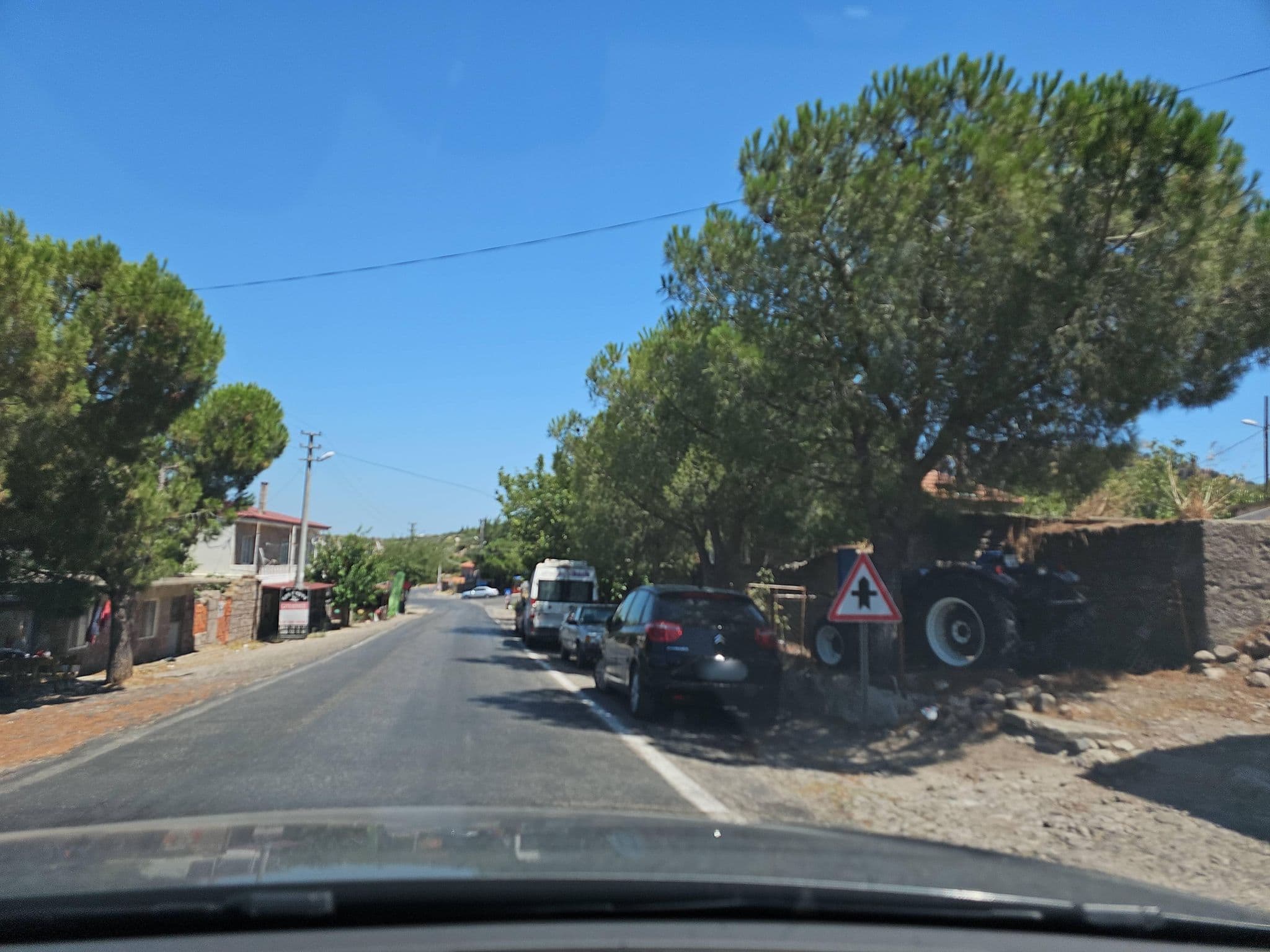 Street view near assos ehl-i keyf pansiyon, Behram — © observer17 (CC BY-SA · Mapillary)