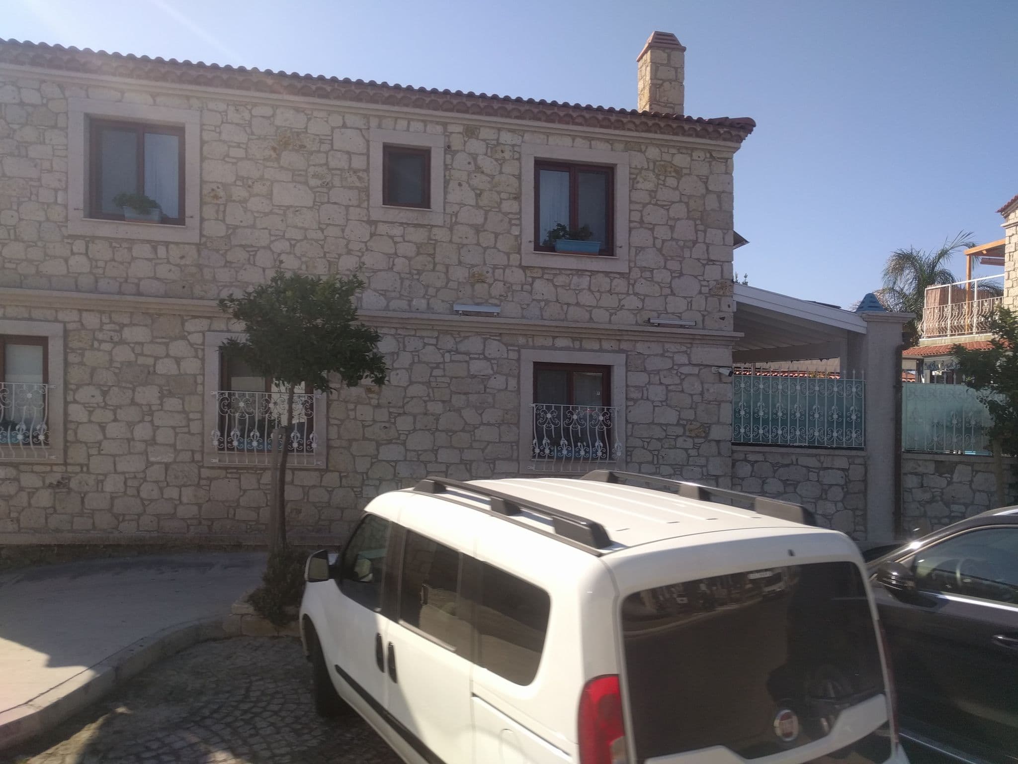 Street view near Leylak Butique Hitel, Alaçatı — © ubenzer (CC BY-SA · Mapillary)