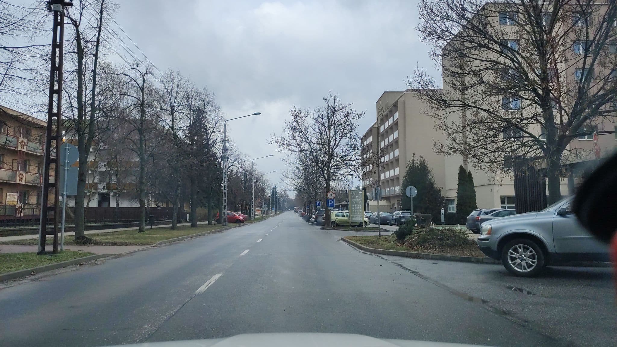 Street view near Délibáb Hotel, Hajdúszoboszló — © grin (CC BY-SA · Mapillary)