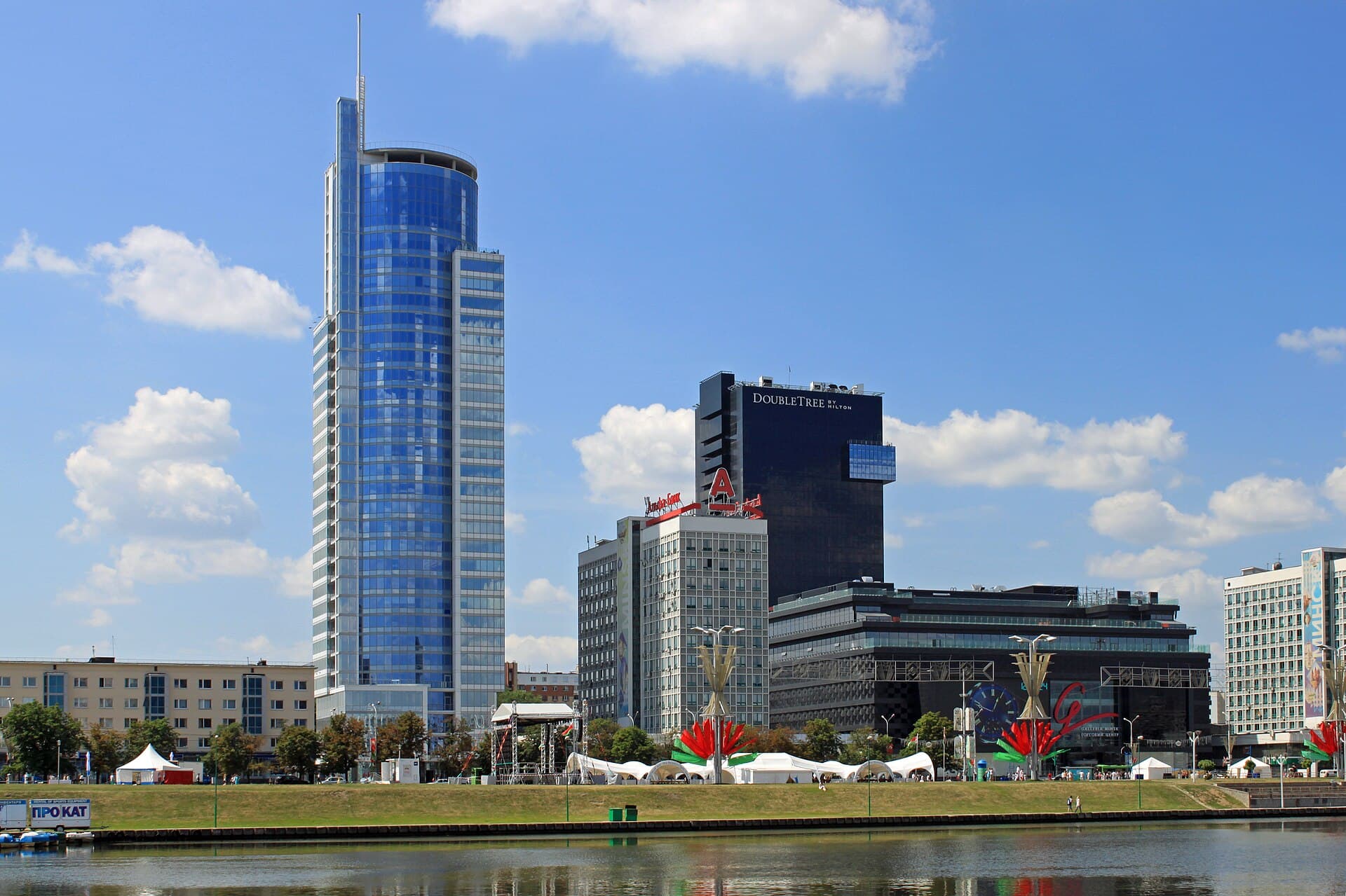 DoubleTree by Hilton (via Wikimedia Commons, CC BY-SA 4.0)