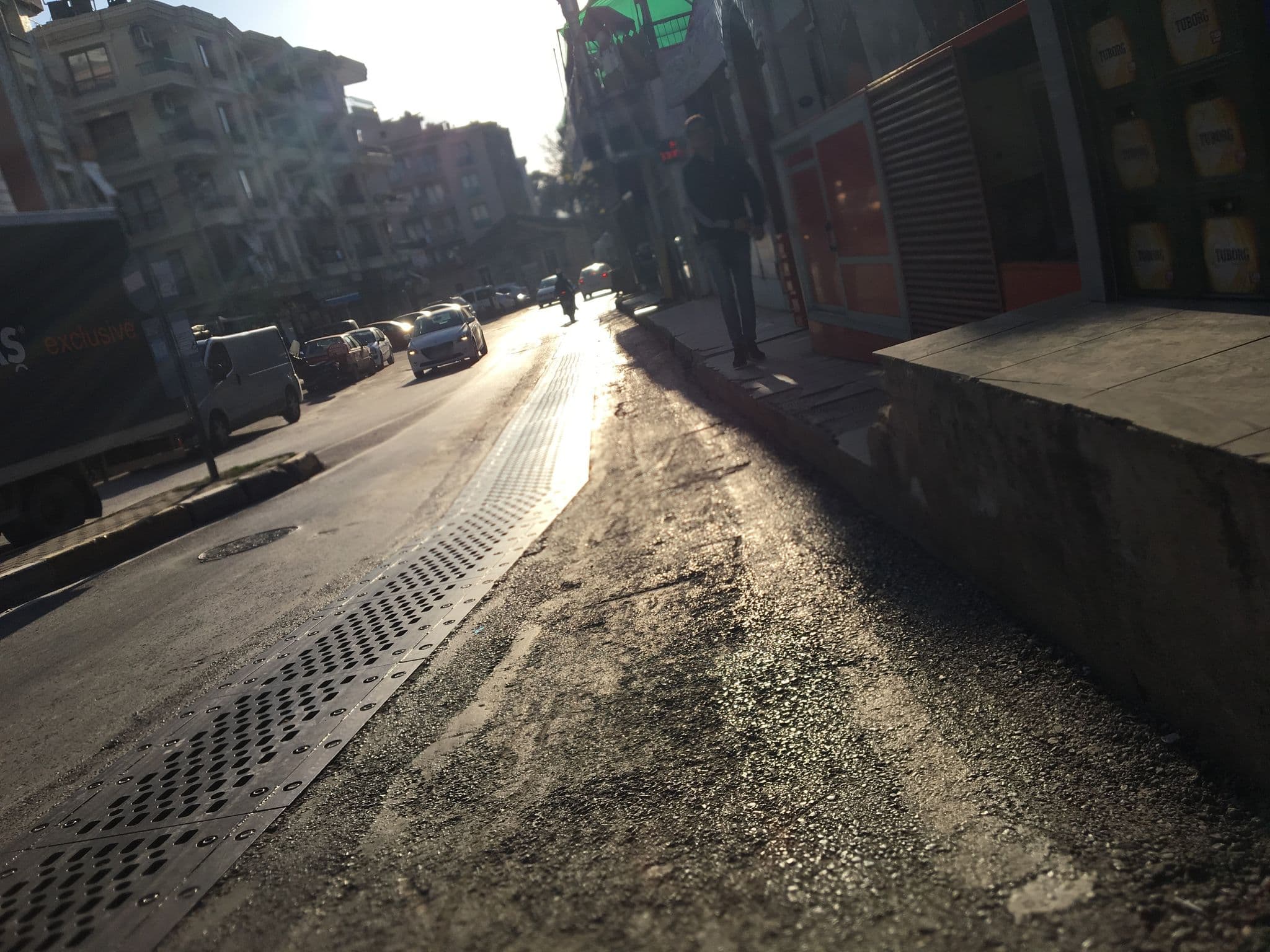 Street view near Yaşam Hotel, Karabağlar — © cernajakoska (CC BY-SA · Mapillary)