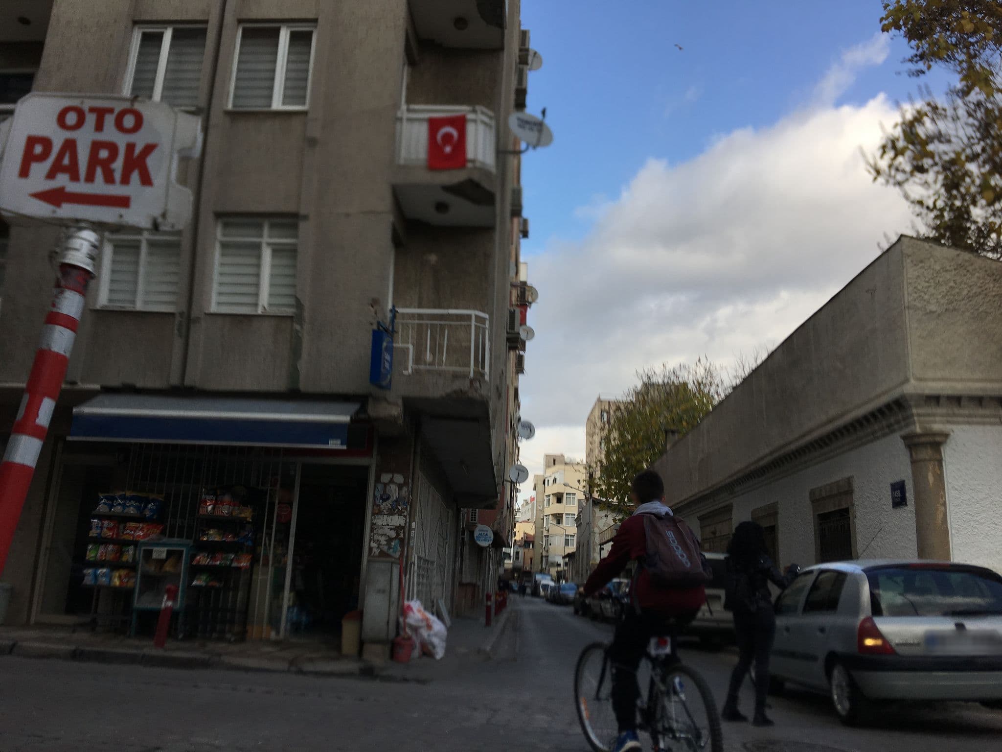 Street view near Aras Süit Otel Alsancak, İzmir — © rustyb (CC BY-SA · Mapillary)