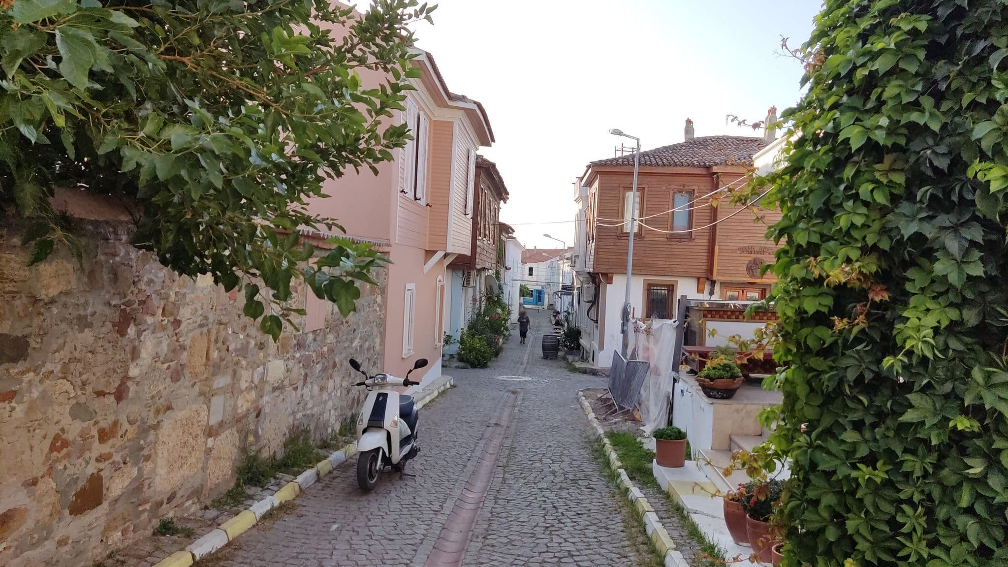 Street view near Salih Pasa Konagi, Bozcaada — © orkut (CC BY-SA · Mapillary)
