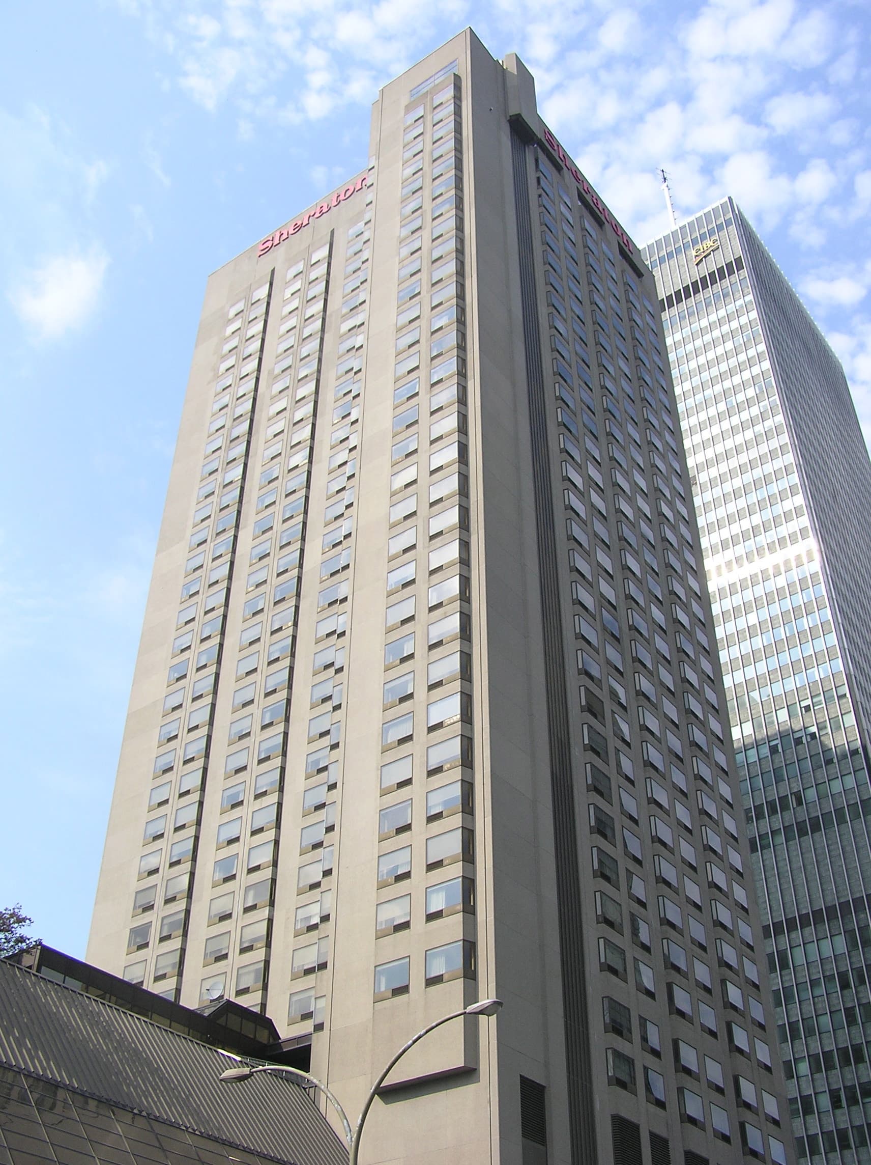 Le Centre Sheraton (via Wikimedia Commons, CC BY-SA 3.0)