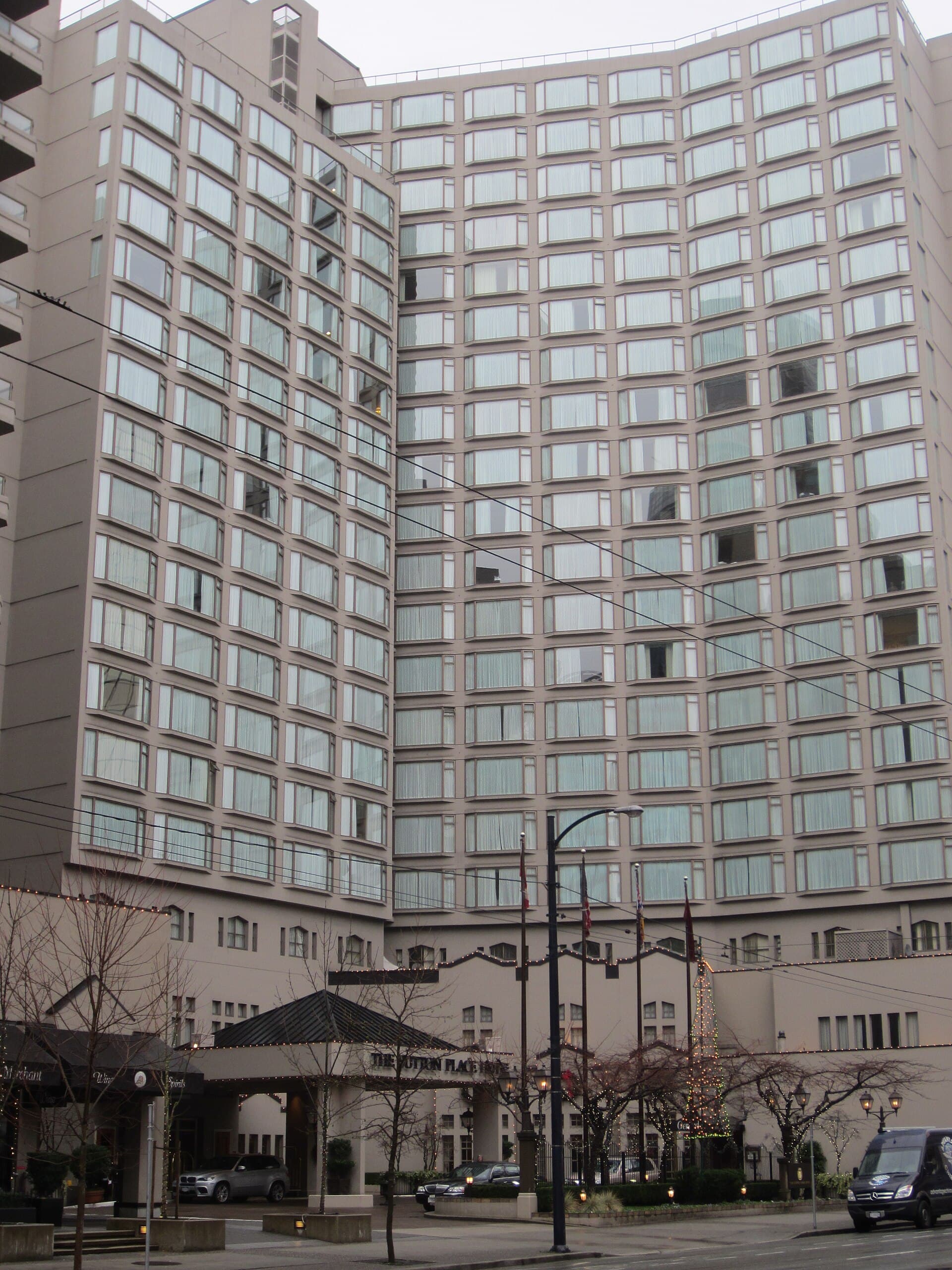 The Sutton Place Hotel (via Wikimedia Commons, CC BY-SA 3.0)
