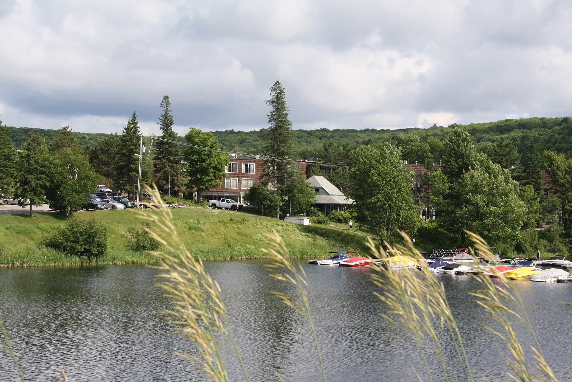 Deerhurst Resort (via Wikimedia Commons, CC BY-SA 3.0)