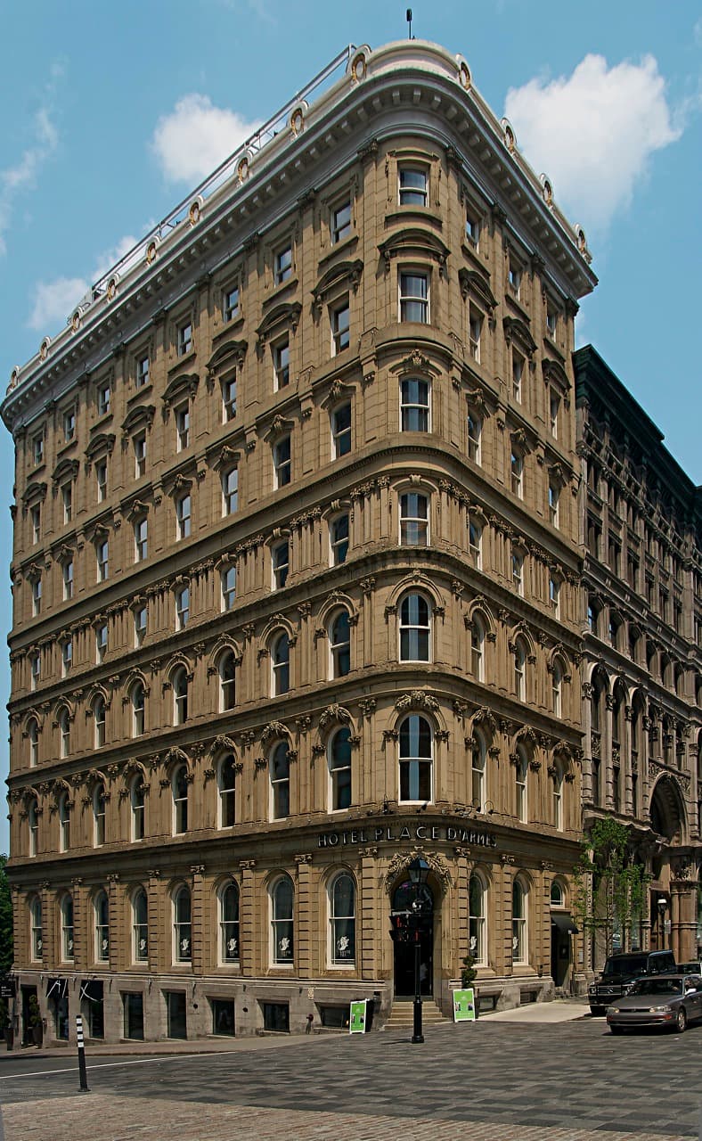 Hôtel Place d'Armes (via Wikimedia Commons, CC BY-SA 2.0)