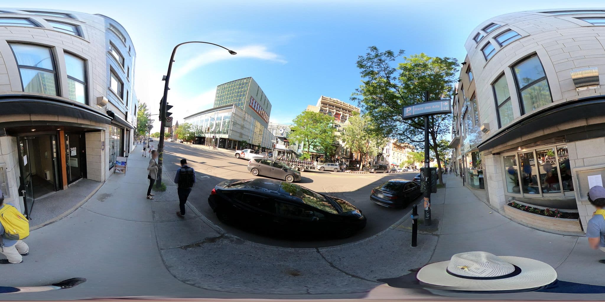 Street view near Hôtel Carré St-Louis, Milton-Parc — © une_abeille (CC BY-SA · Mapillary)