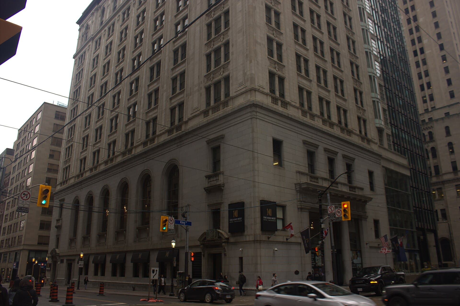 One King West Hotel & Residence (via Wikimedia Commons, CC BY-SA 3.0)