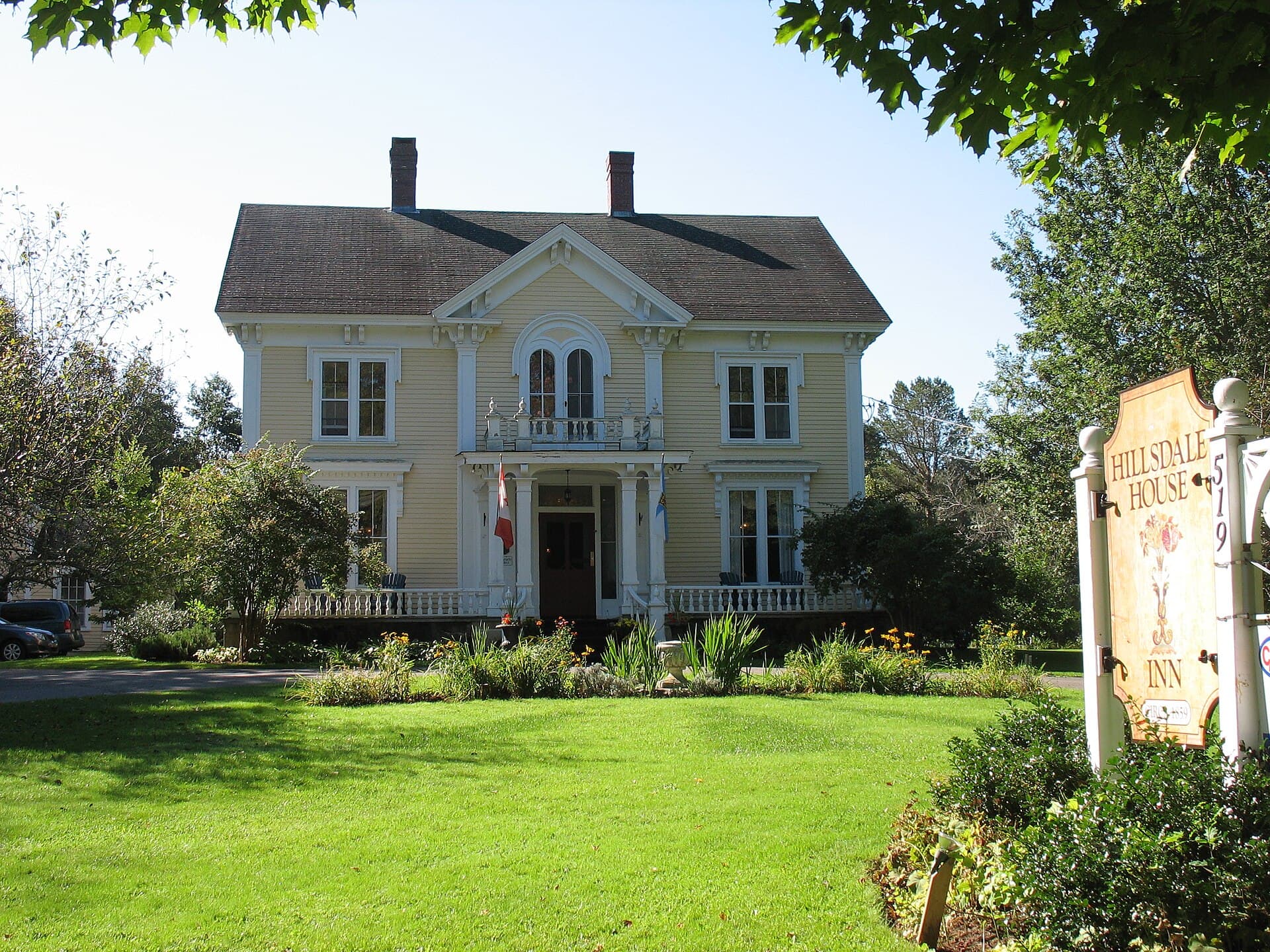 Hillsdale House Inn (via Wikimedia Commons, CC BY-SA 3.0)