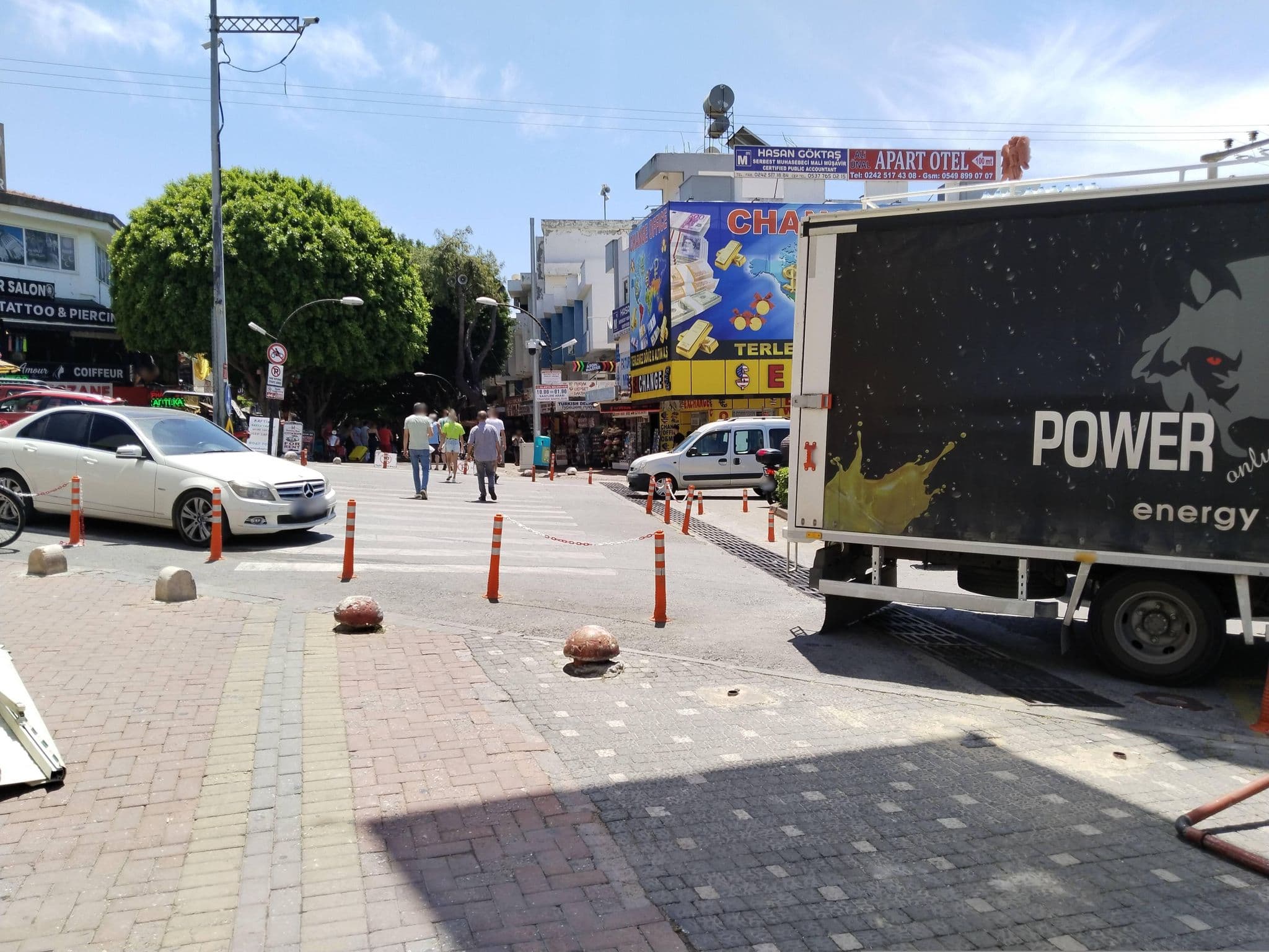 Street view near Azura Deluxe Hair Design, Avsallar — © Yurikson (CC BY-SA · Mapillary)