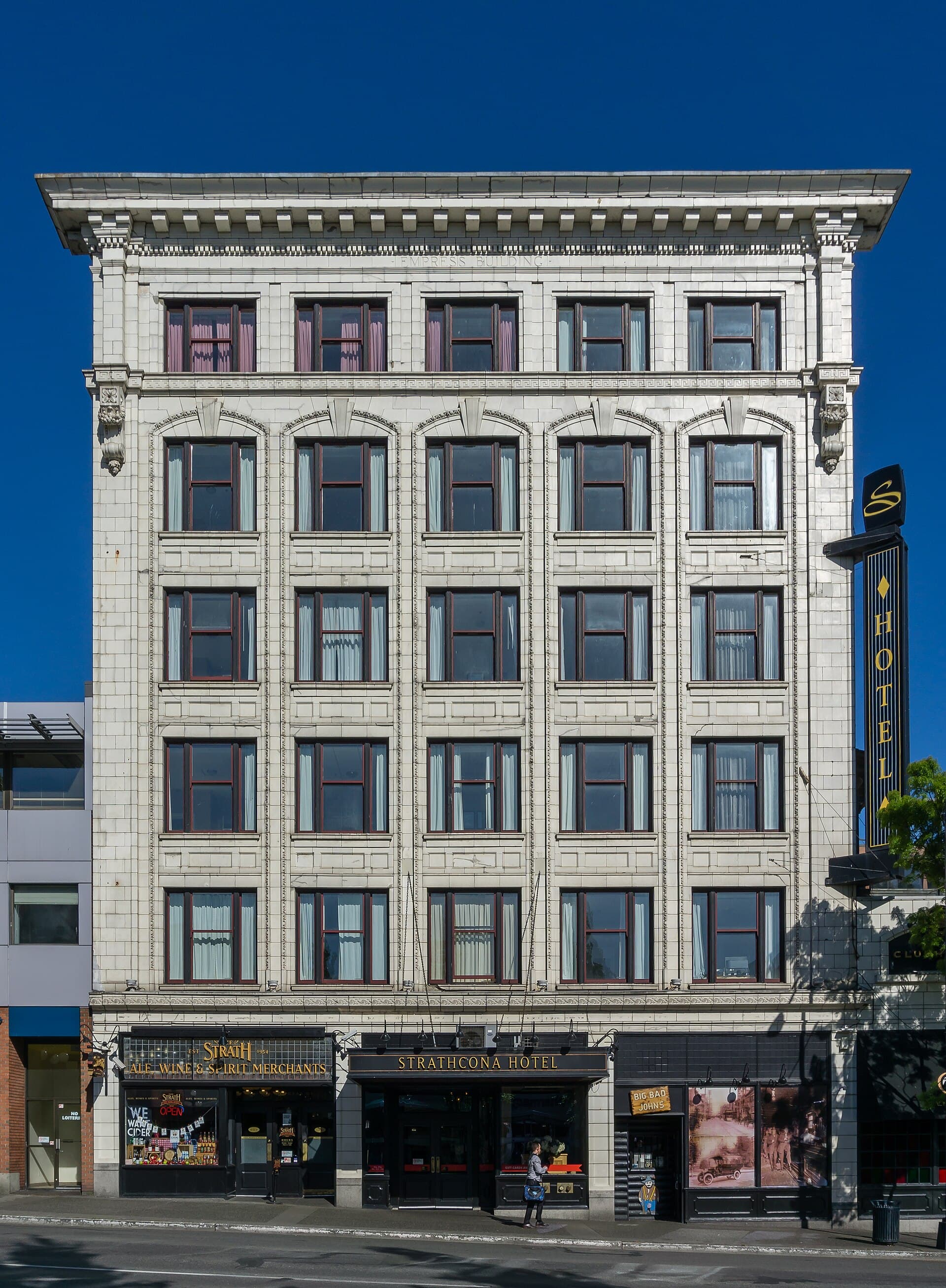 Strathcona Hotel (via Wikimedia Commons, CC BY-SA 4.0)