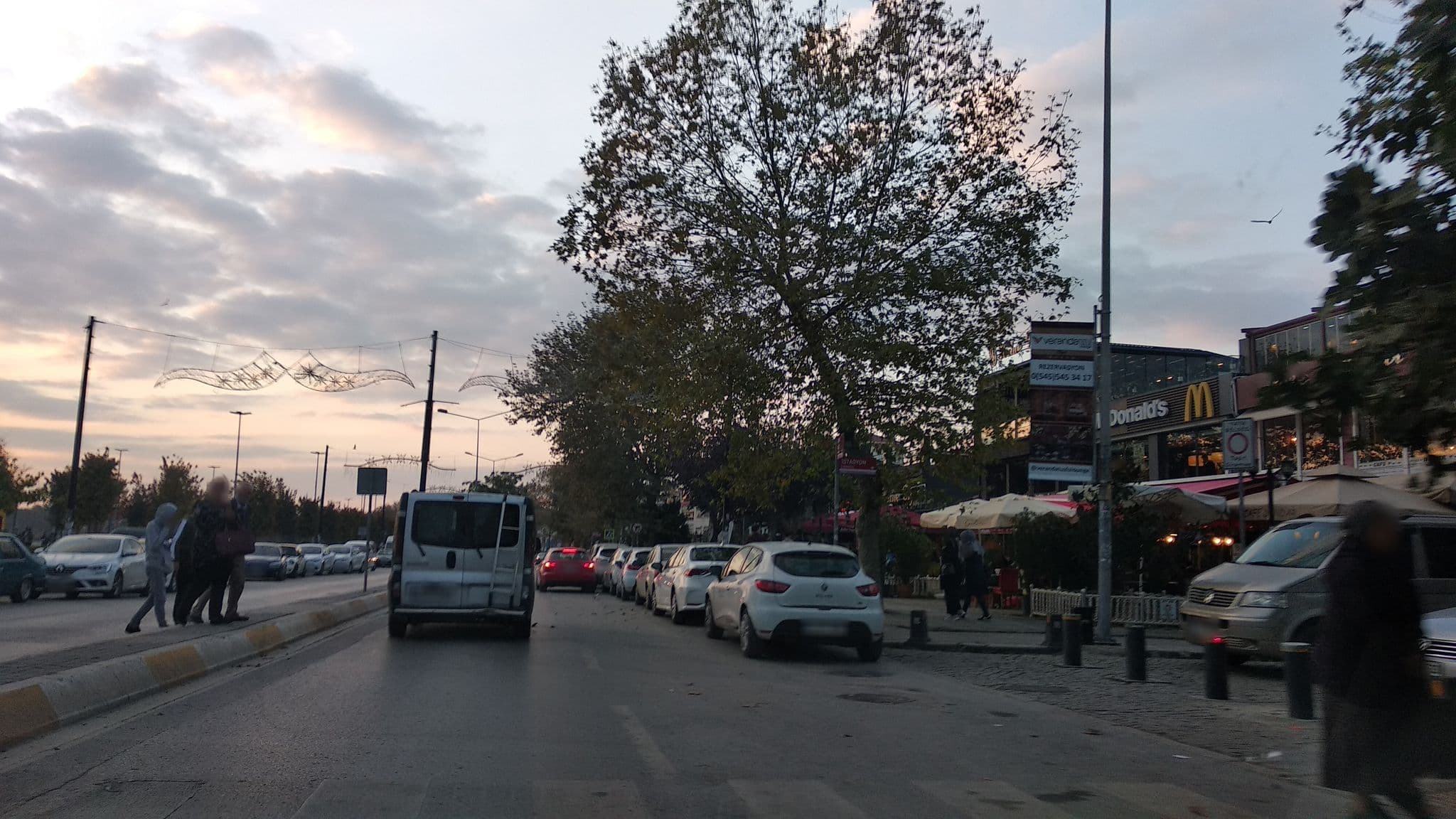 Street view near Beyaz Saray Hotel, Gebze — © boracasli (CC BY-SA · Mapillary)