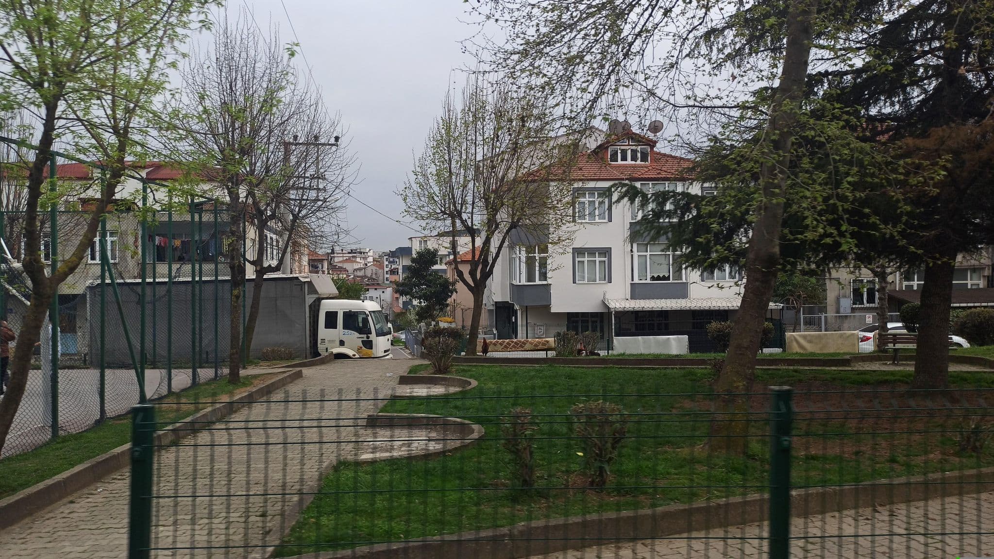 Street view near Gaziler Mahallesi, Gebze — © justamap (CC BY-SA · Mapillary)