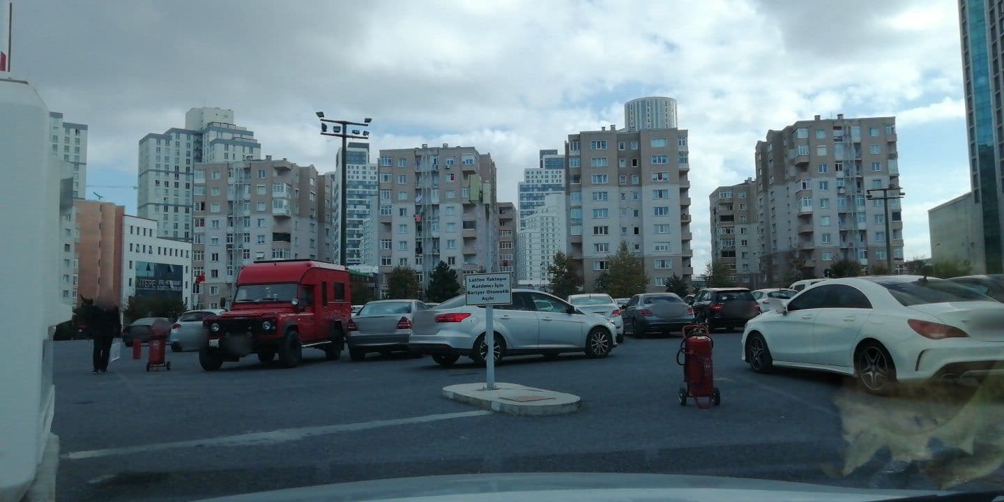 Street view near Fox Suit, Büyükçekmece — © okansafak (CC BY-SA · Mapillary)