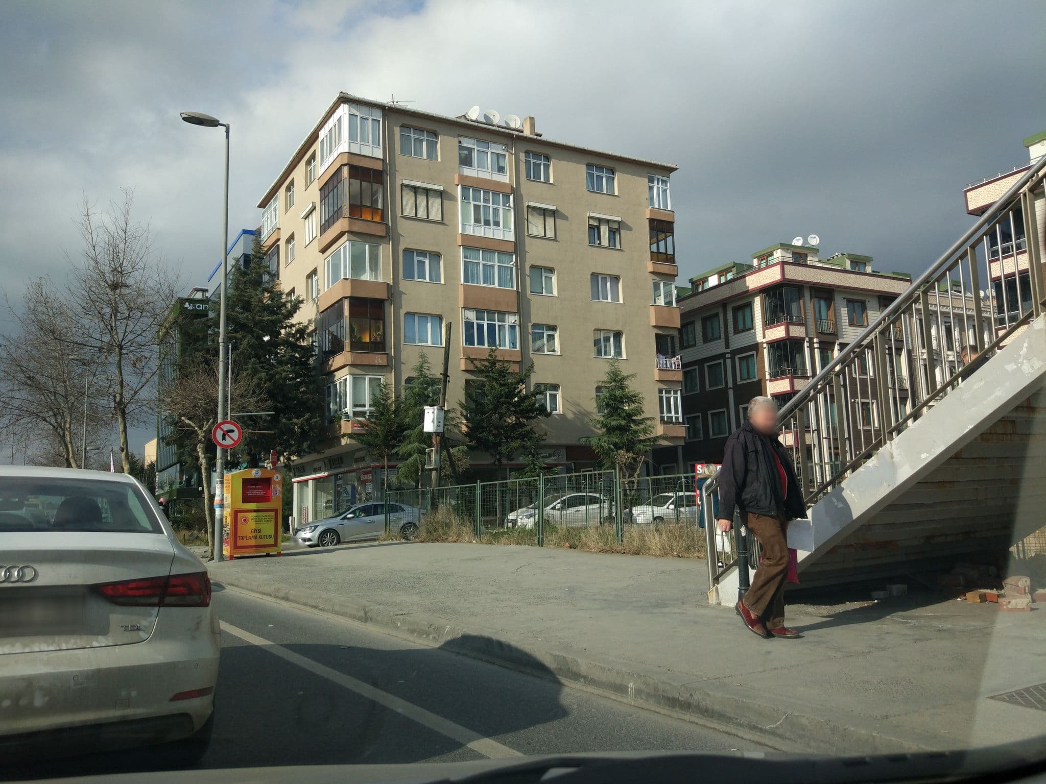 Street view near The Walens Hotel, Küçükçekmece — © okansafak (CC BY-SA · Mapillary)