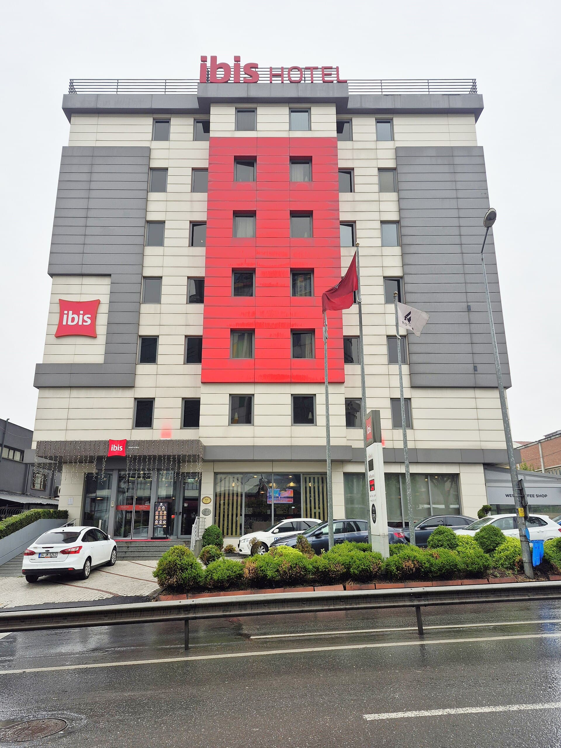 ibis İstanbul West (via Wikimedia Commons, CC BY-SA 4.0)