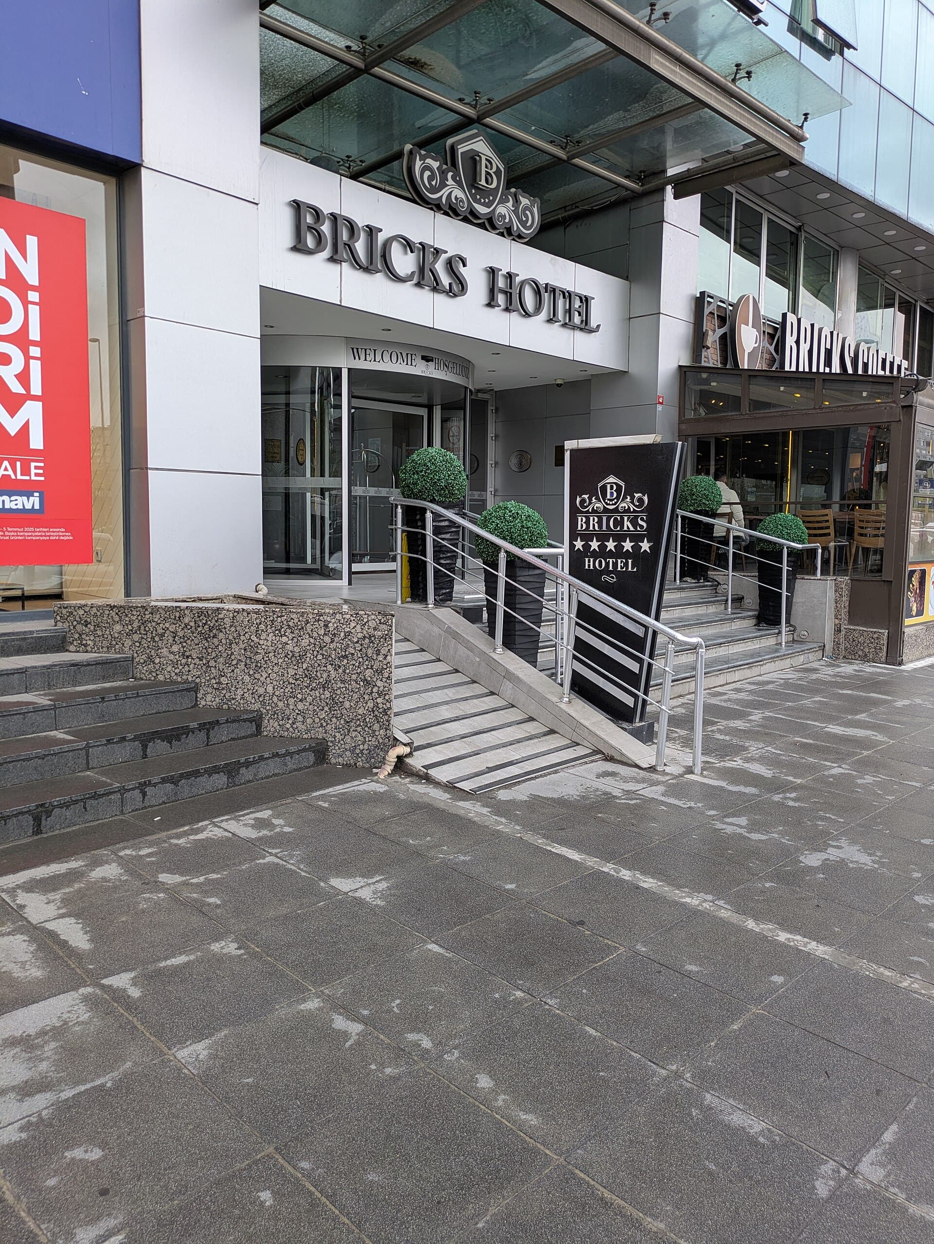 Bricks Hotel Istanbul (via Wikimedia Commons, CC0)