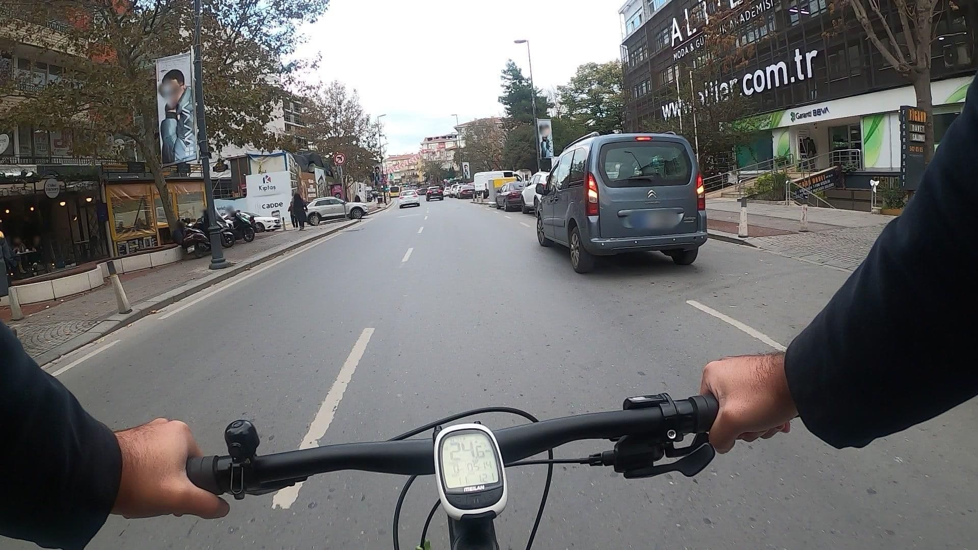 Street view near Holiday Inn Restaurant&Cafe, Bahçelievler — © Eray_ozturk (CC BY-SA · Mapillary)