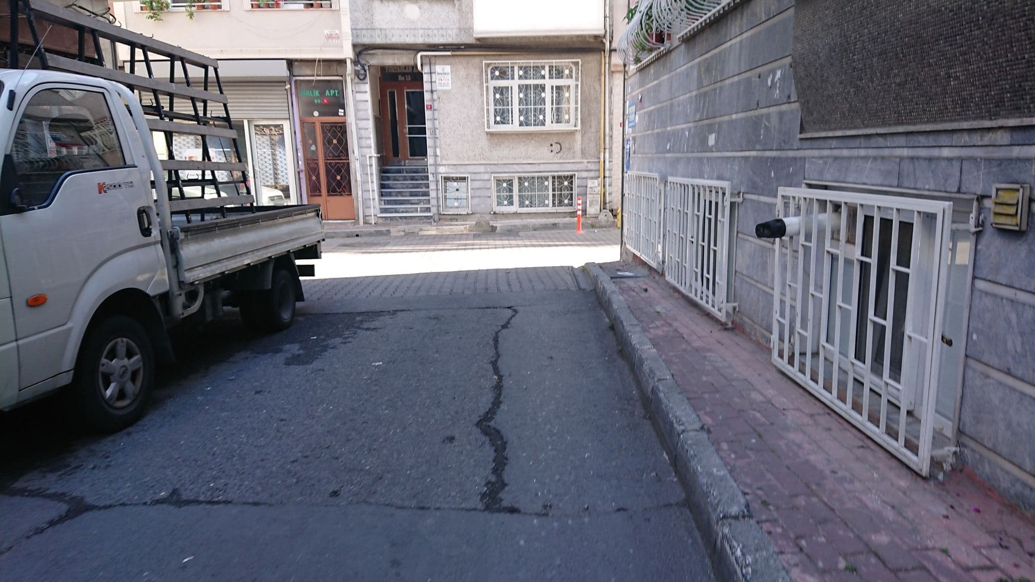 Street view near Yalço Apart 77, Fatih — © burcubayasli (CC BY-SA · Mapillary)