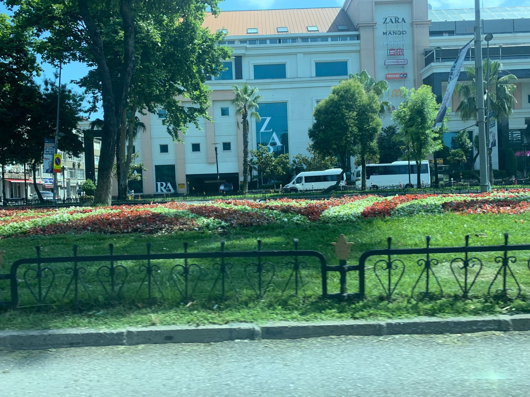 Street view near Bunalımdaaa!!, Istanbul — © cihan10 (CC BY-SA · Mapillary)