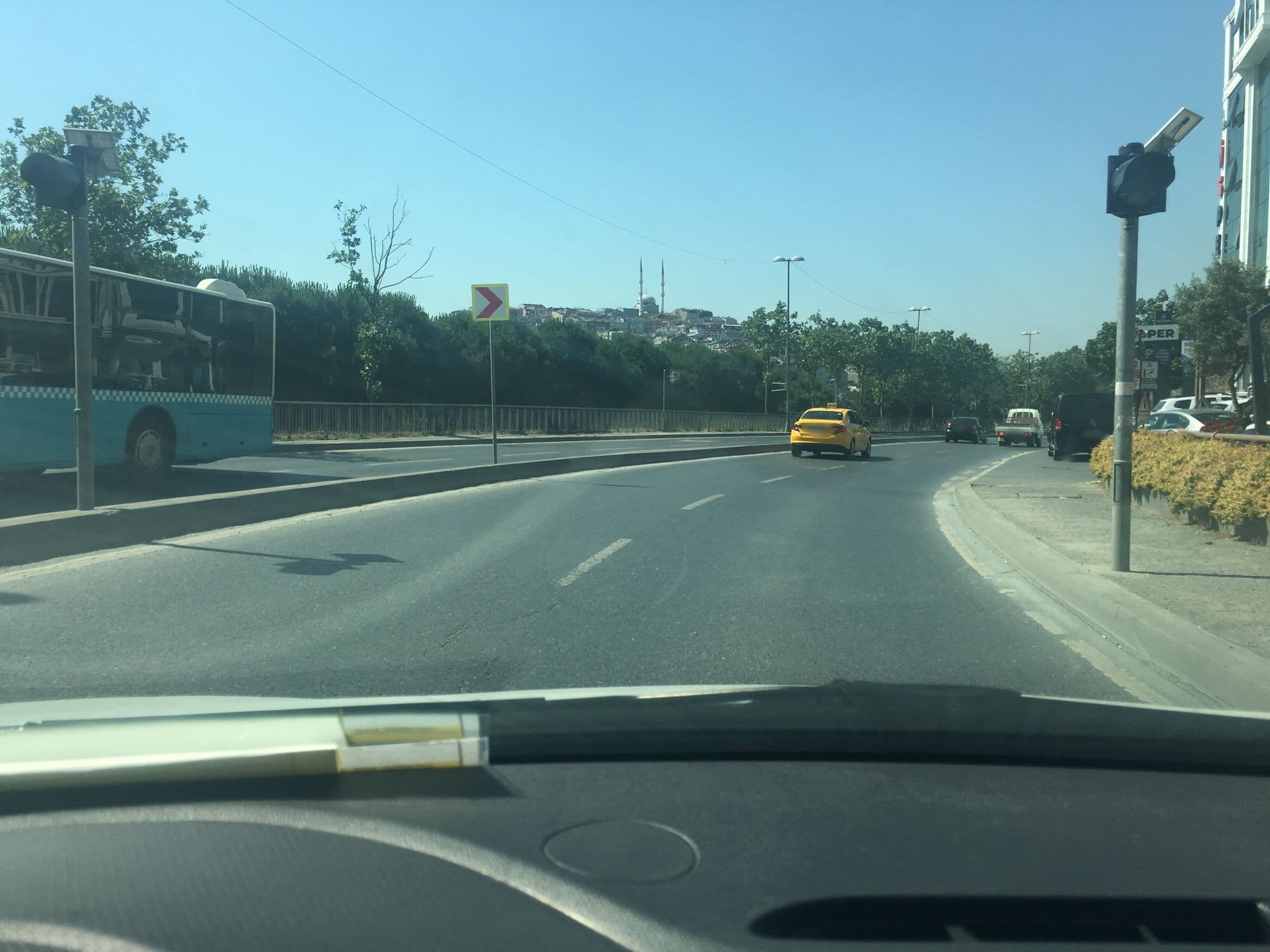 Street view near Mövenpick Hotel Istanbul Golden Horn, Şişli — © myusufuyan (CC BY-SA · Mapillary)