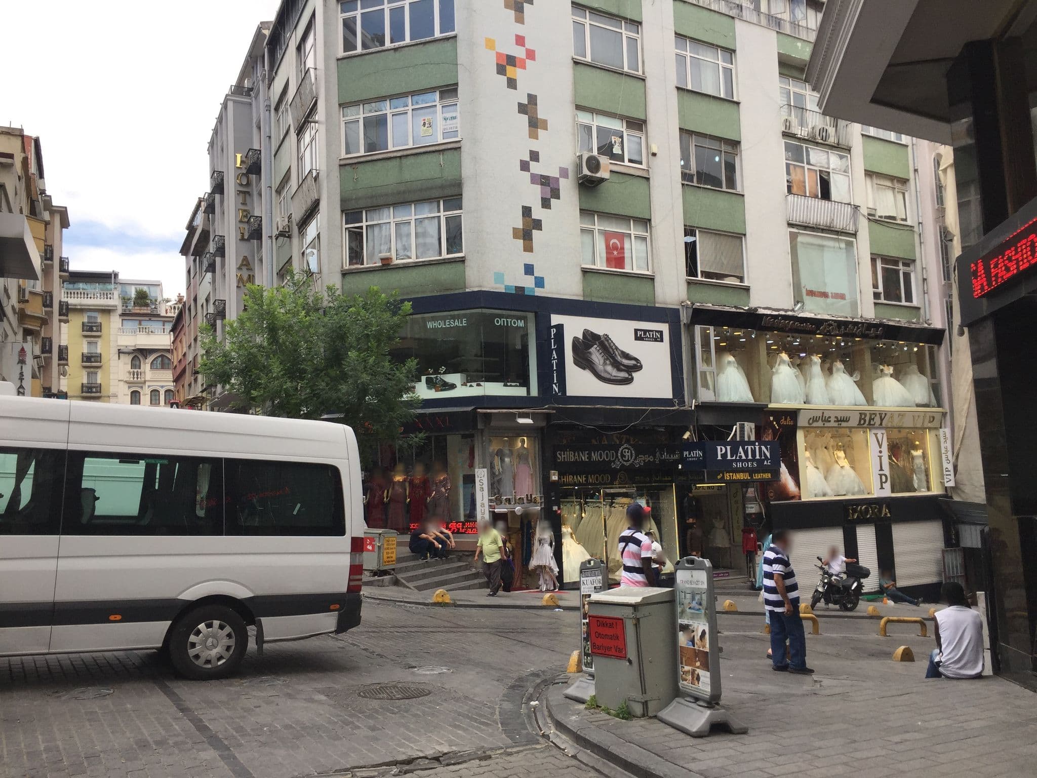 Street view near Serai Hotel, Eminönü — © sessiznotalar (CC BY-SA · Mapillary)