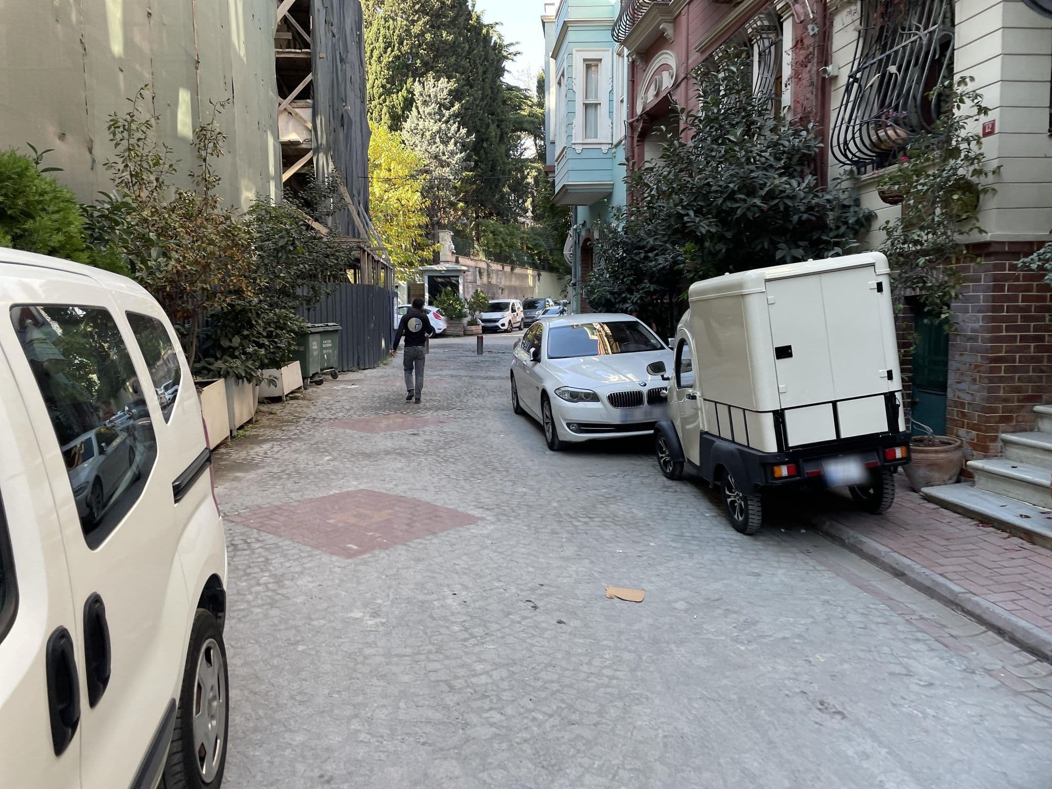 Street view near sultan's suit hotel, Fatih — © asturksever (CC BY-SA · Mapillary)