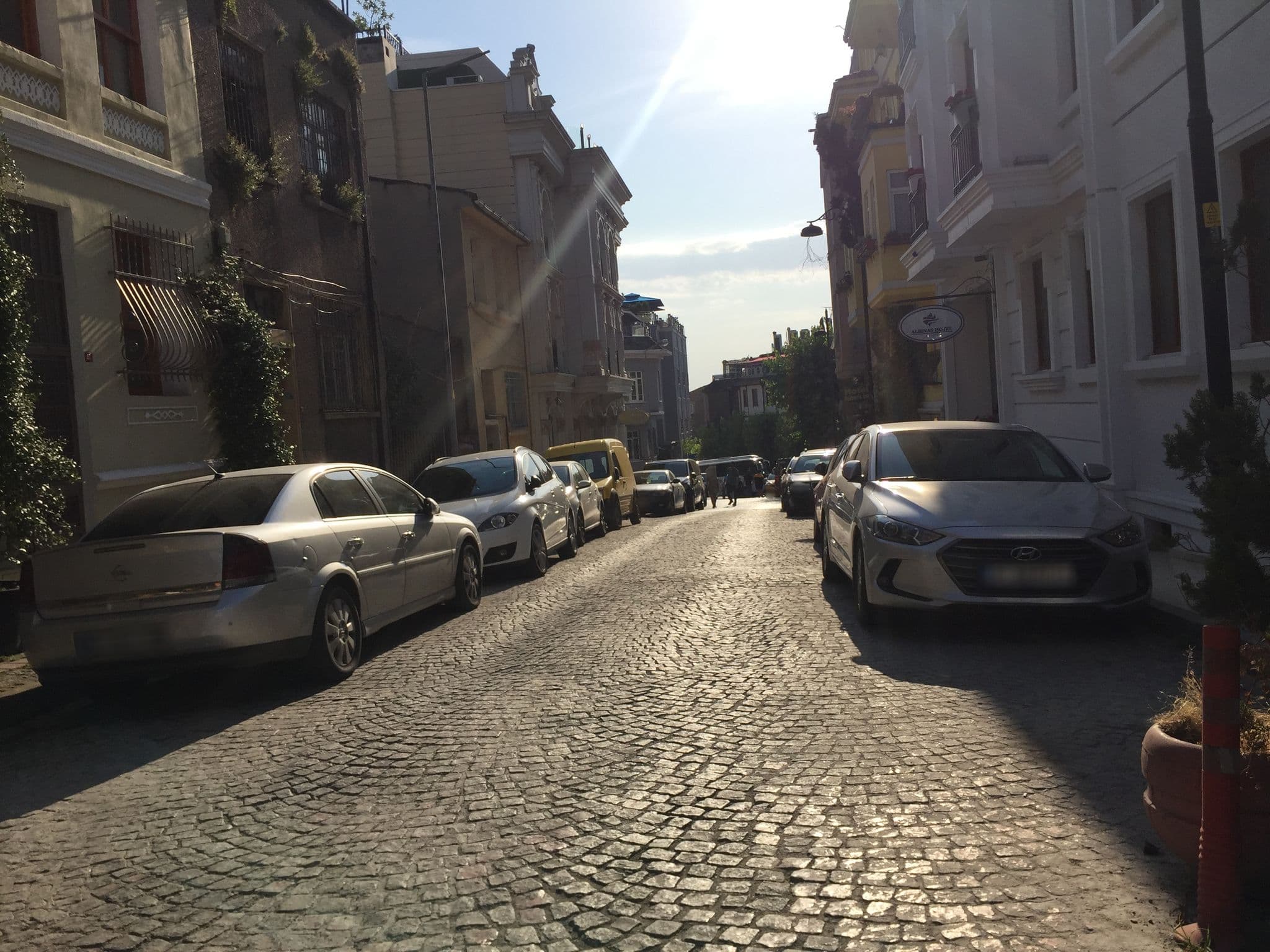 Street view near Hôtel Sultan, Sultanahmet — © sessiznotalar (CC BY-SA · Mapillary)