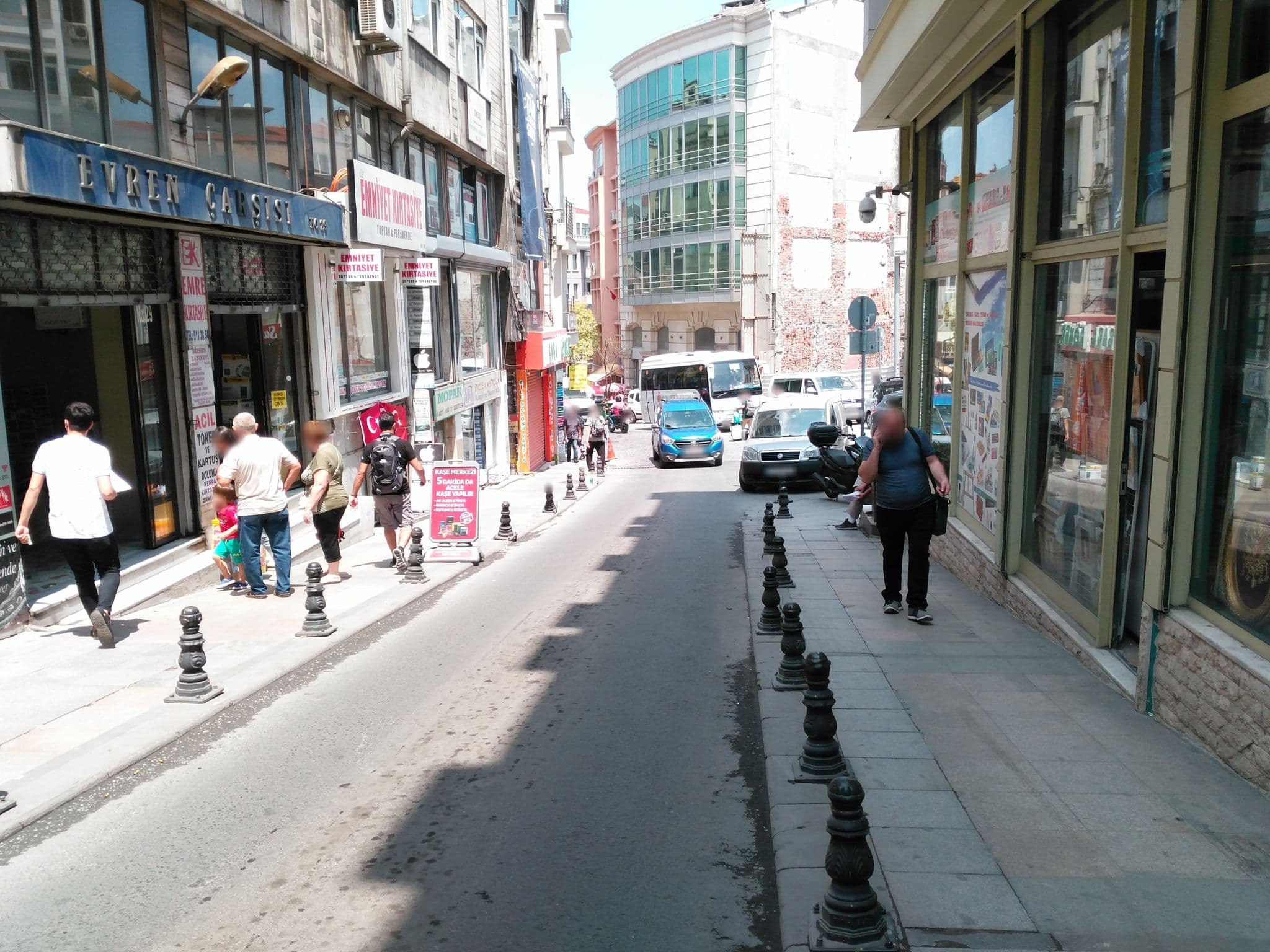 Street view near Yazal Hotel, Eminönü — © unen (CC BY-SA · Mapillary)
