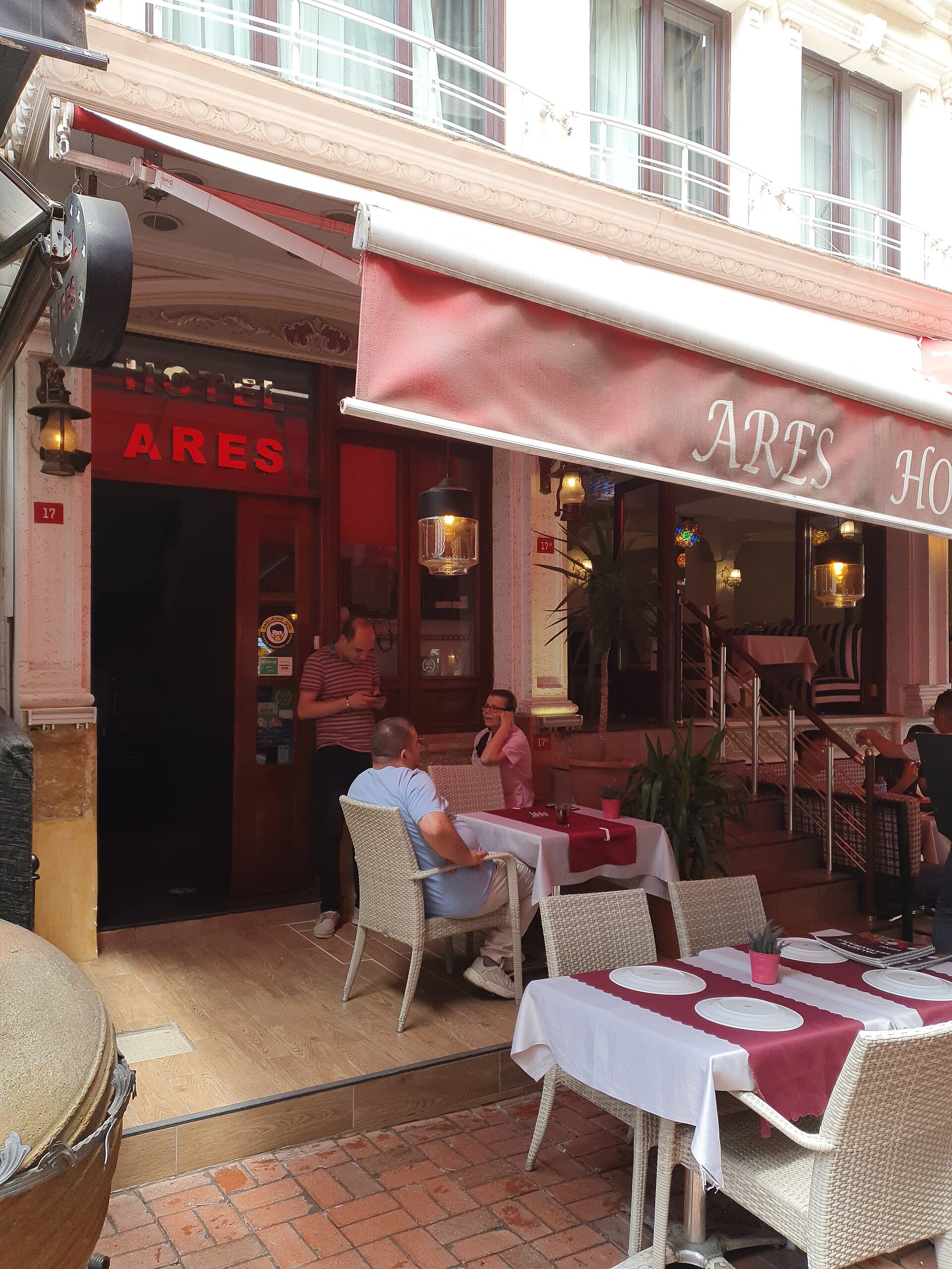 Ares Hotel (via Wikimedia Commons, CC0)