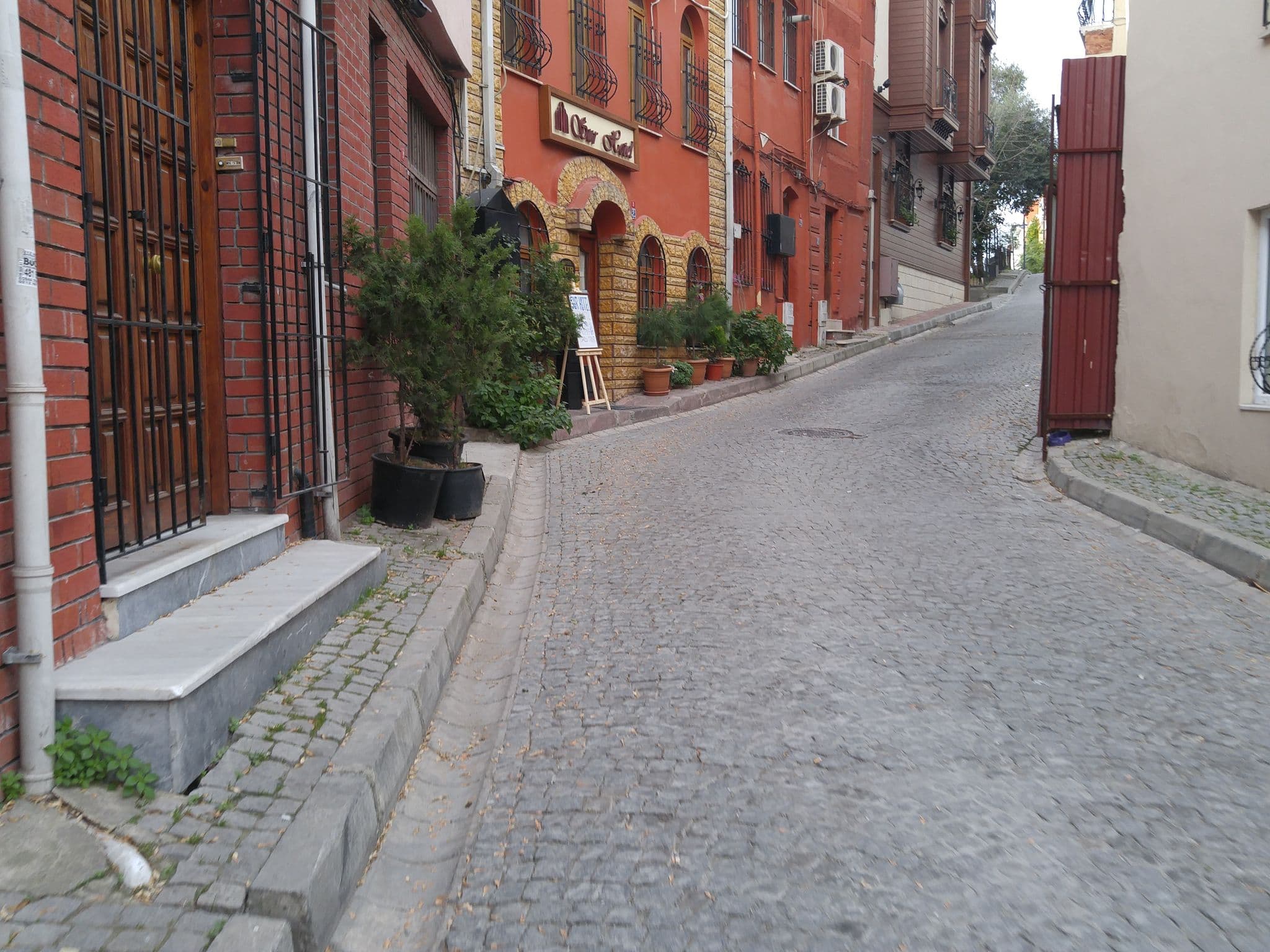 Street view near Hotel Sur Istanbul, Sultanahmet — © eneerhut (CC BY-SA · Mapillary)