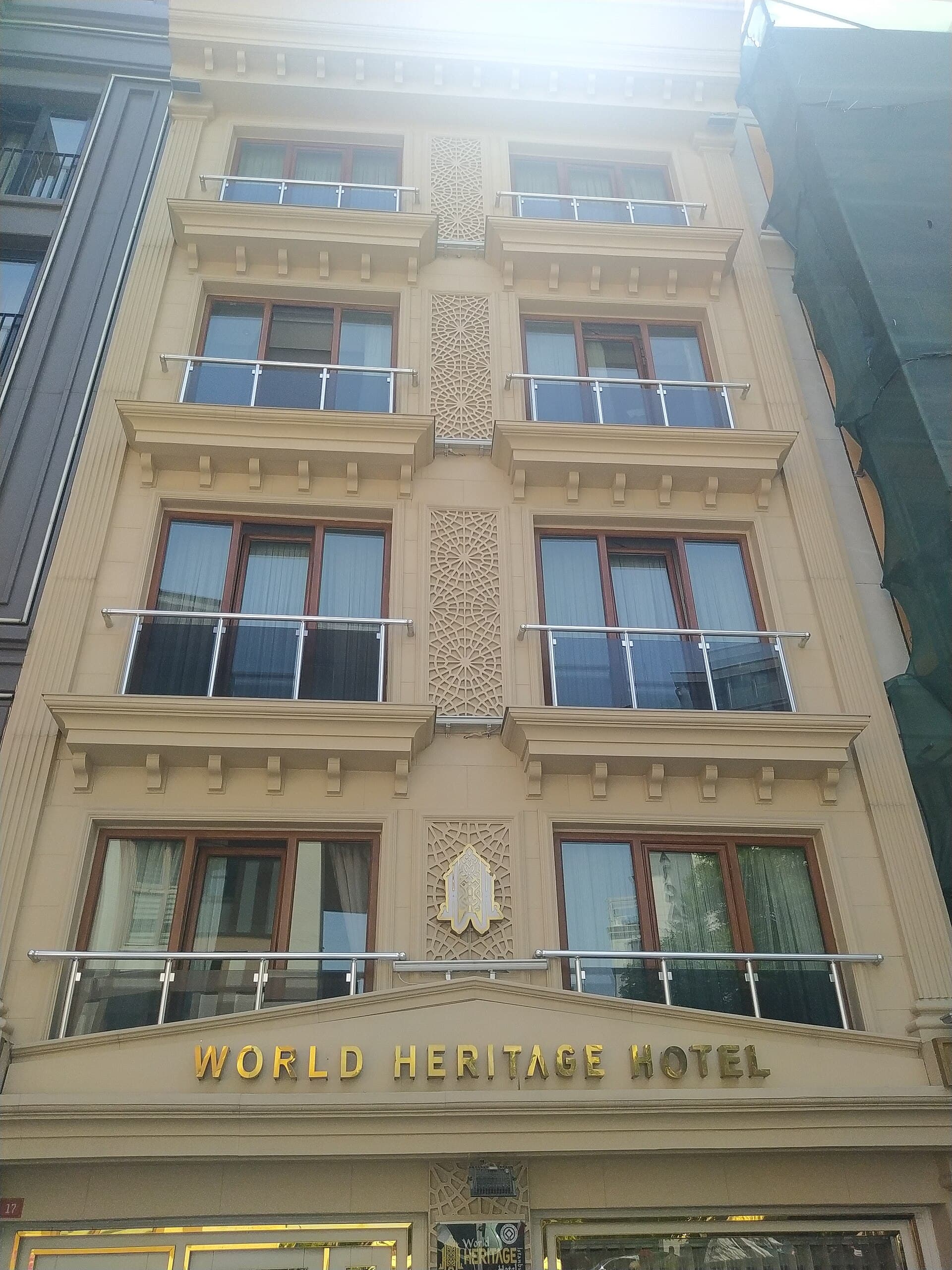 World Heritage Hotel (via Wikimedia Commons, CC0)