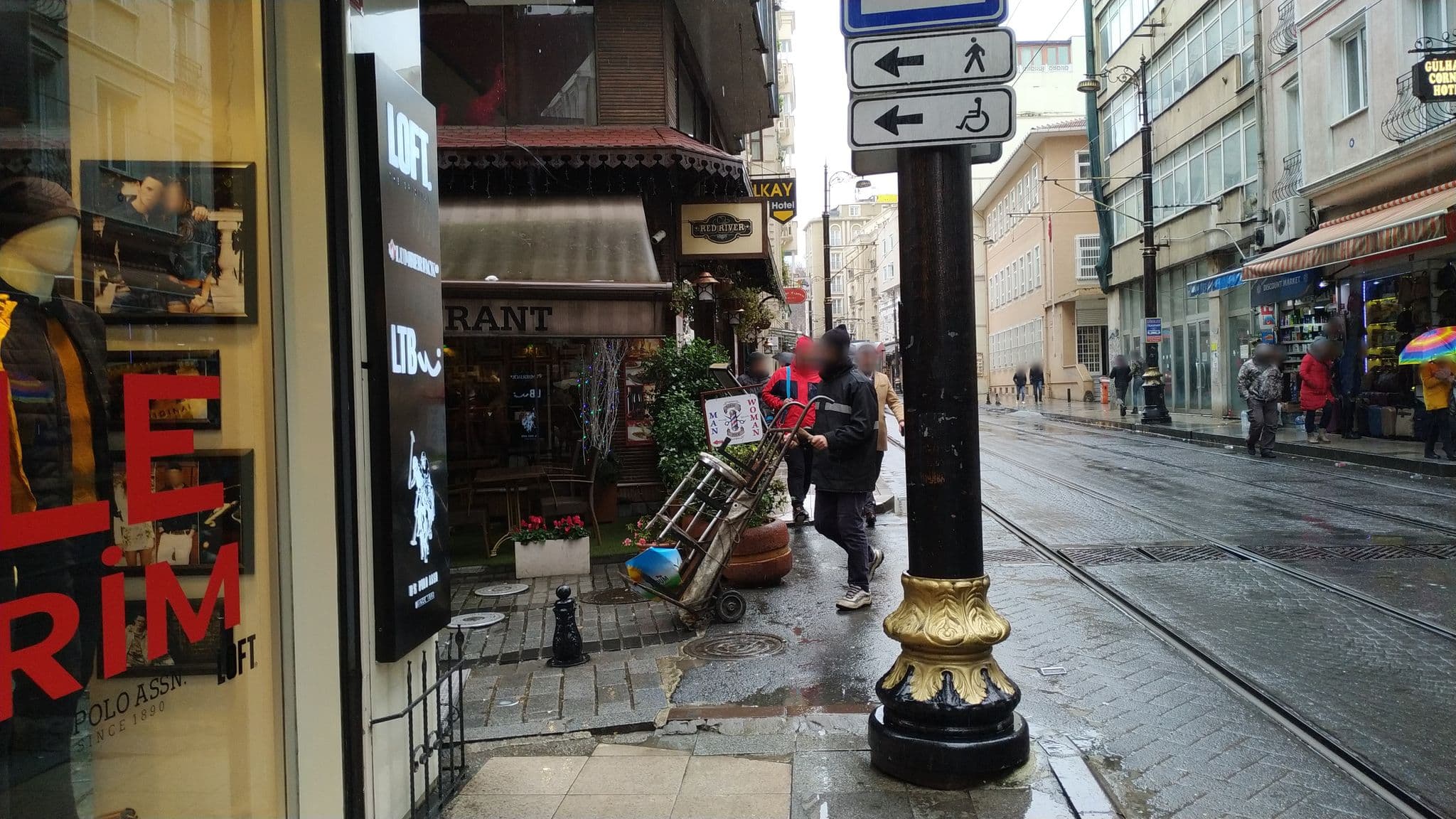 Street view near Tolga Car hotel, Eminönü — © uzungo (CC BY-SA · Mapillary)