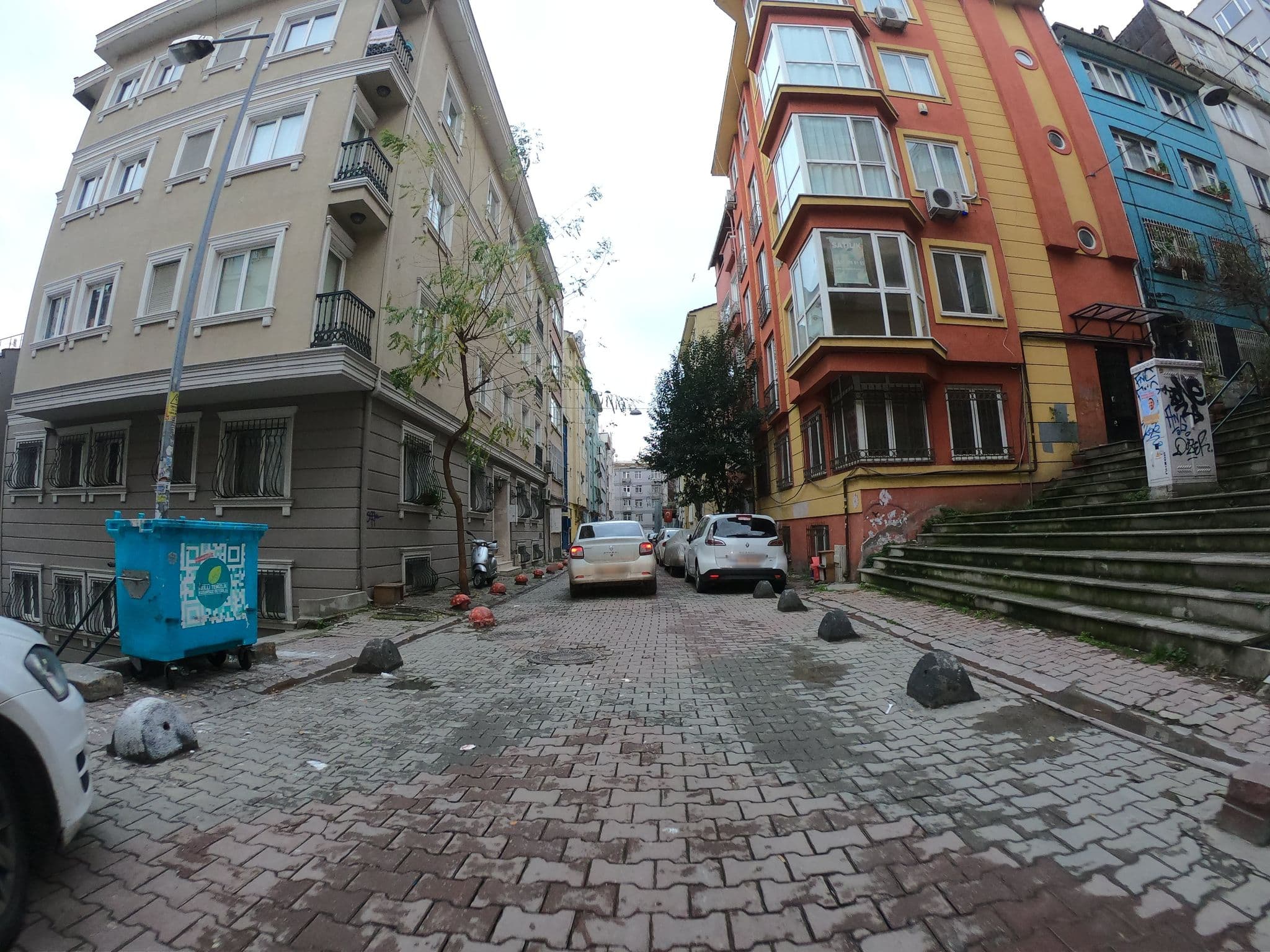 Street view near Konstantin’s Airbnb, Eminönü — © chrisbeddow (CC BY-SA · Mapillary)